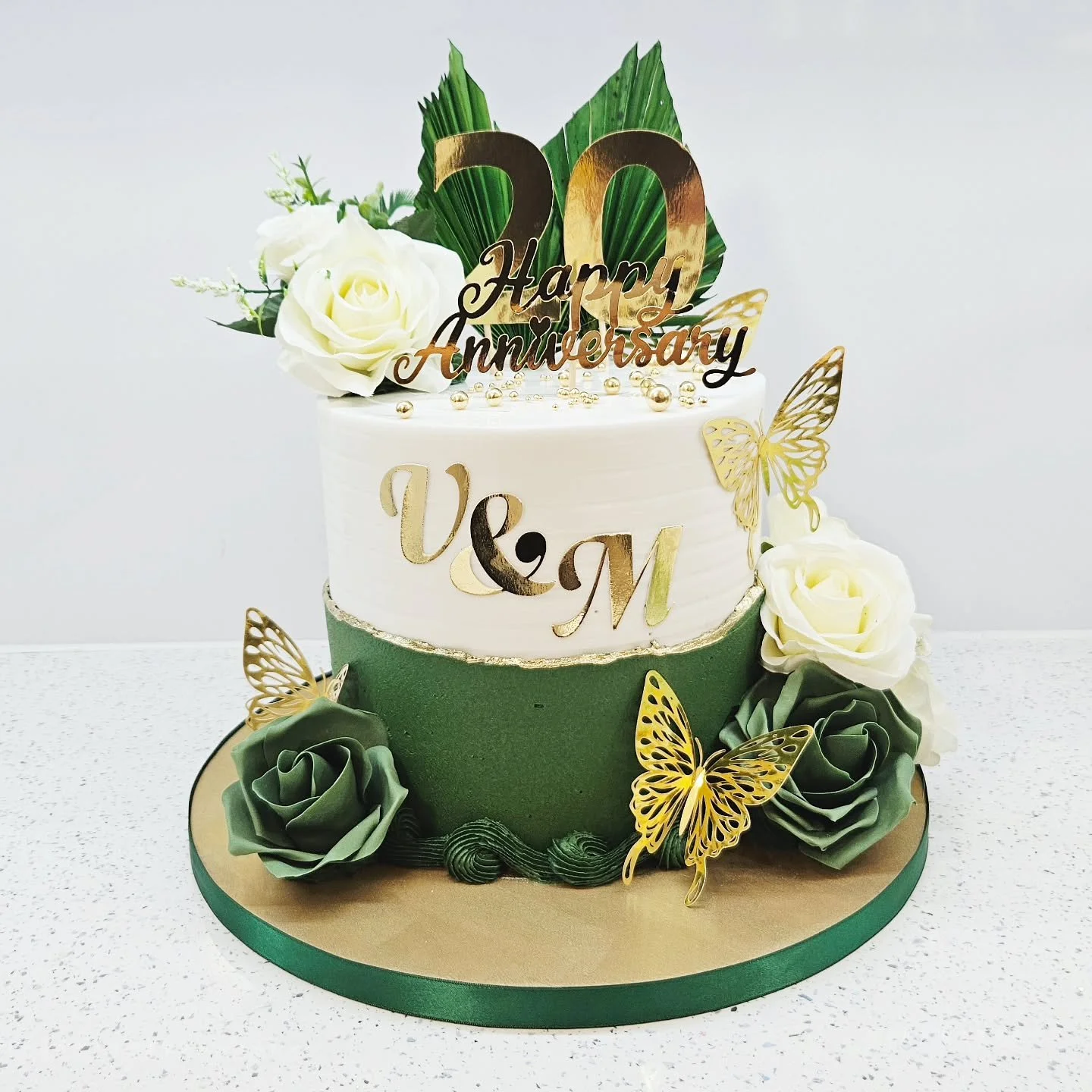 Celebrating 20 years of marriage for Vernon and Margaret. ❤️ I couldn't find emerald green artificial roses so those were made from sugarpaste instead which I coloured myself. 💚