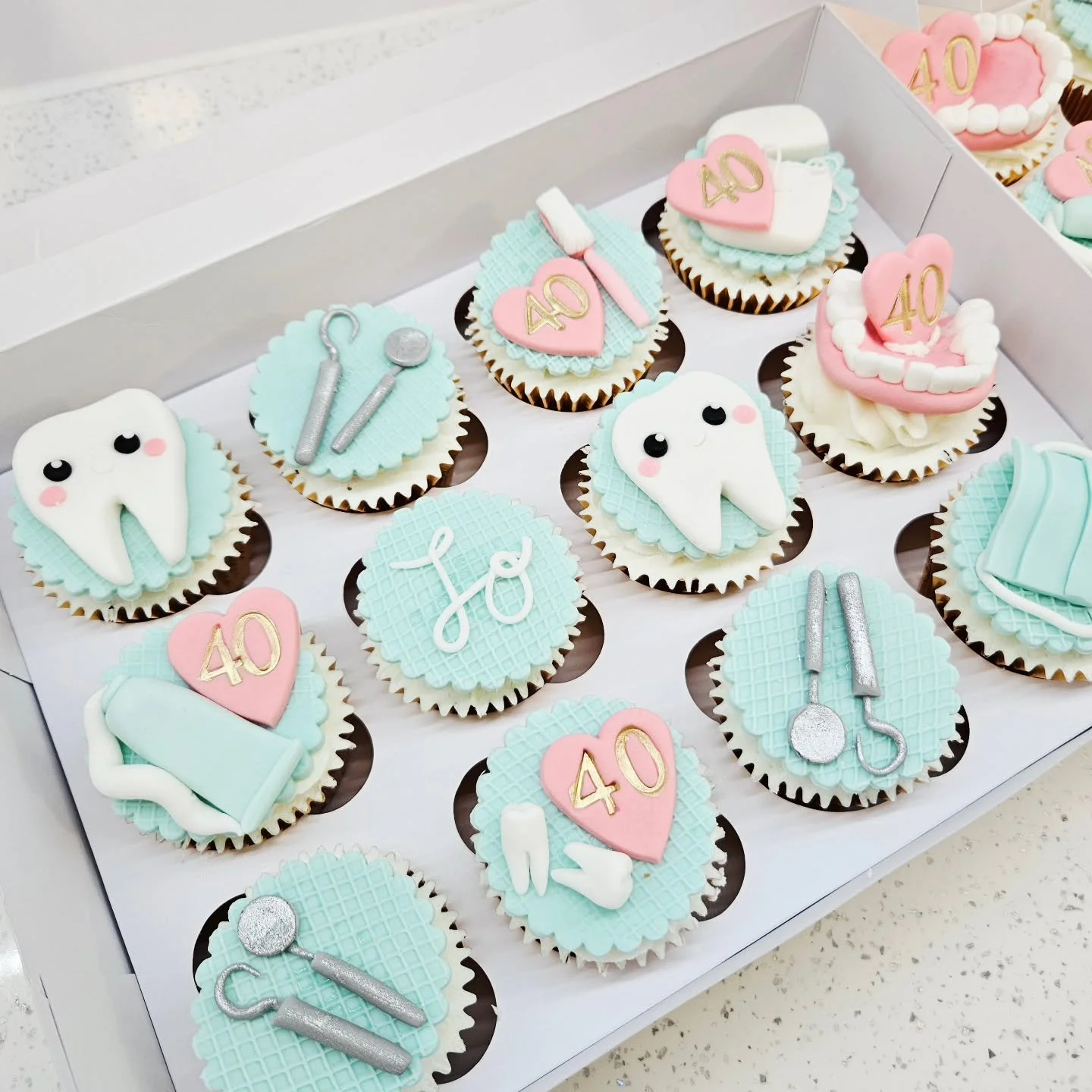I always feel uncomfortable making cakes for dentists ππ I feel like I'm being judged π
#birthdaycake #dentistryworld #dentistry #teeth #smile #cupcakes#liverpool