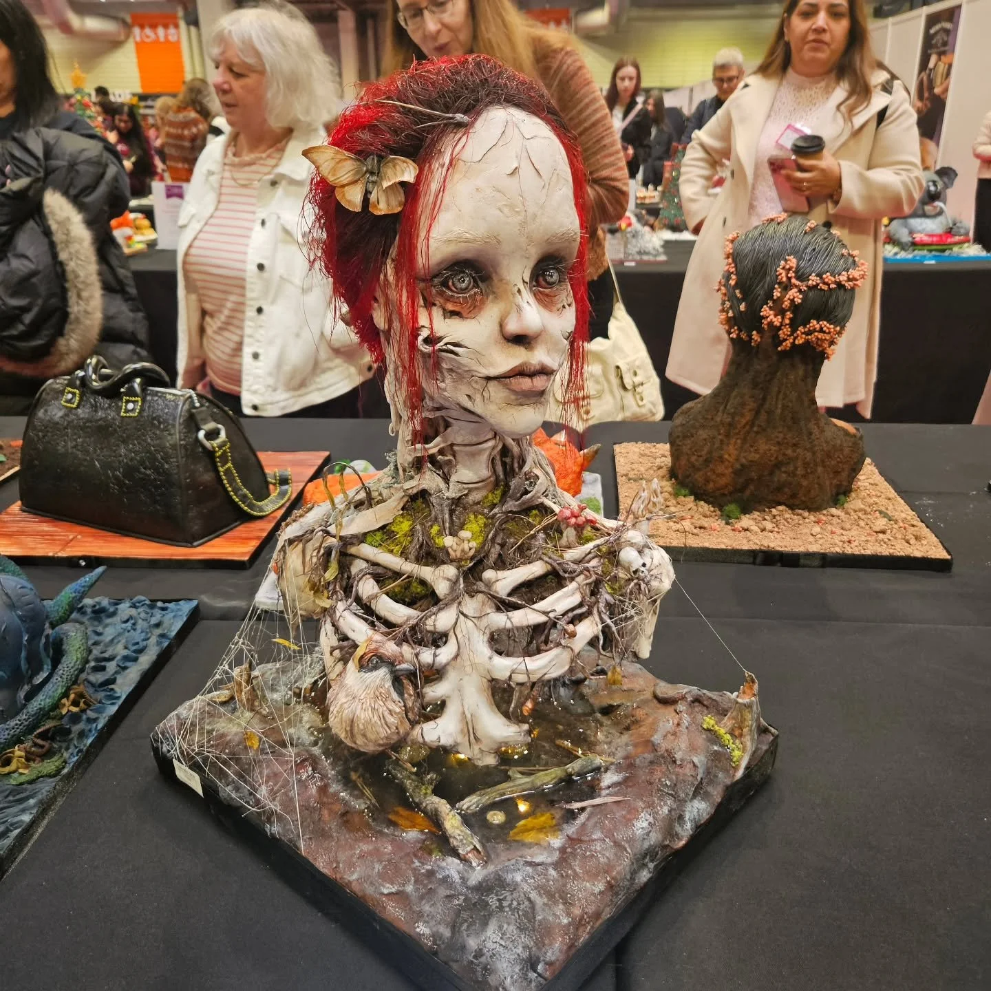 Cake international 2025 best In show!
Lucie Charvatova from the Czech Republic!

Huge congratulations to you xxx very well deserved. Those hair strands and webs (100,000 strands) are all handpiped using gelatin.

And if you didn't see what she made l