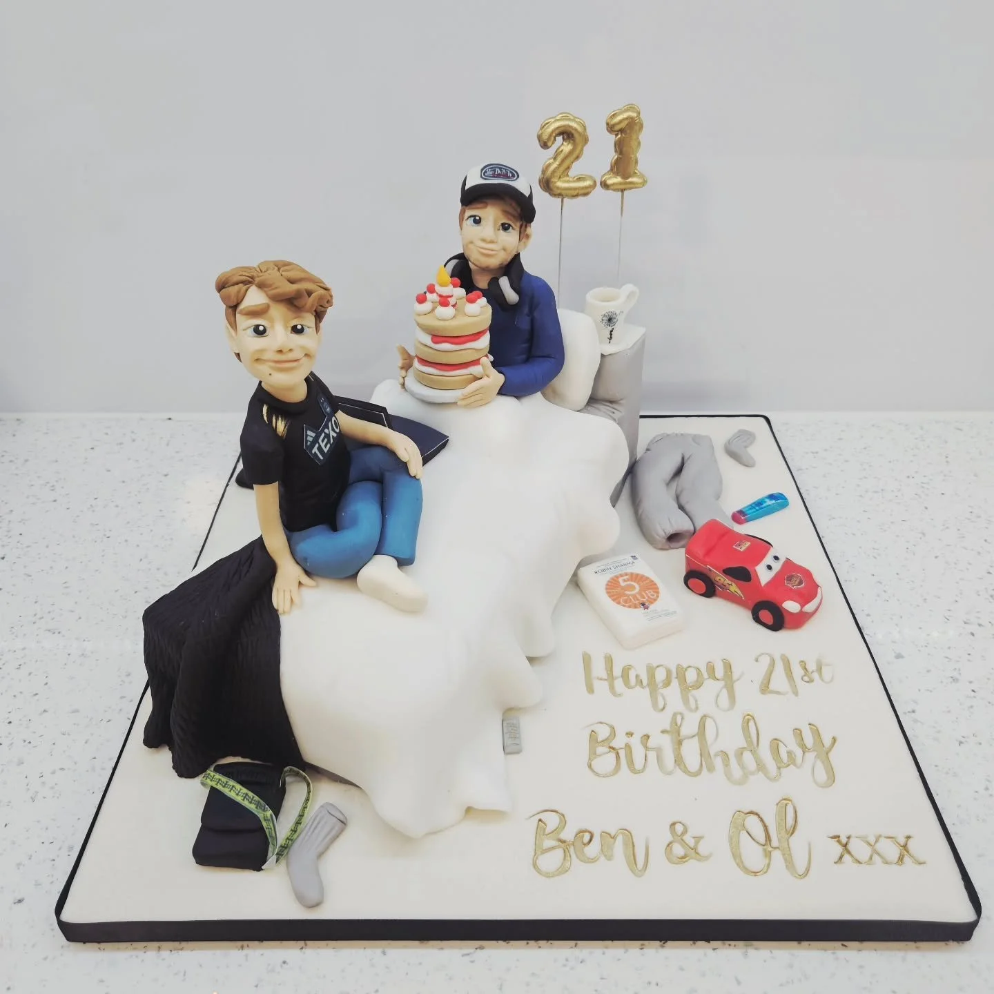 A very special cake made this weekend for Ben and his twin Oliver. I had made cakes for their 18th birthday too. Sadly,  Oliver is no longer with us but I hope this brought some love and comfort back to the family as it was a special request to Inclu
