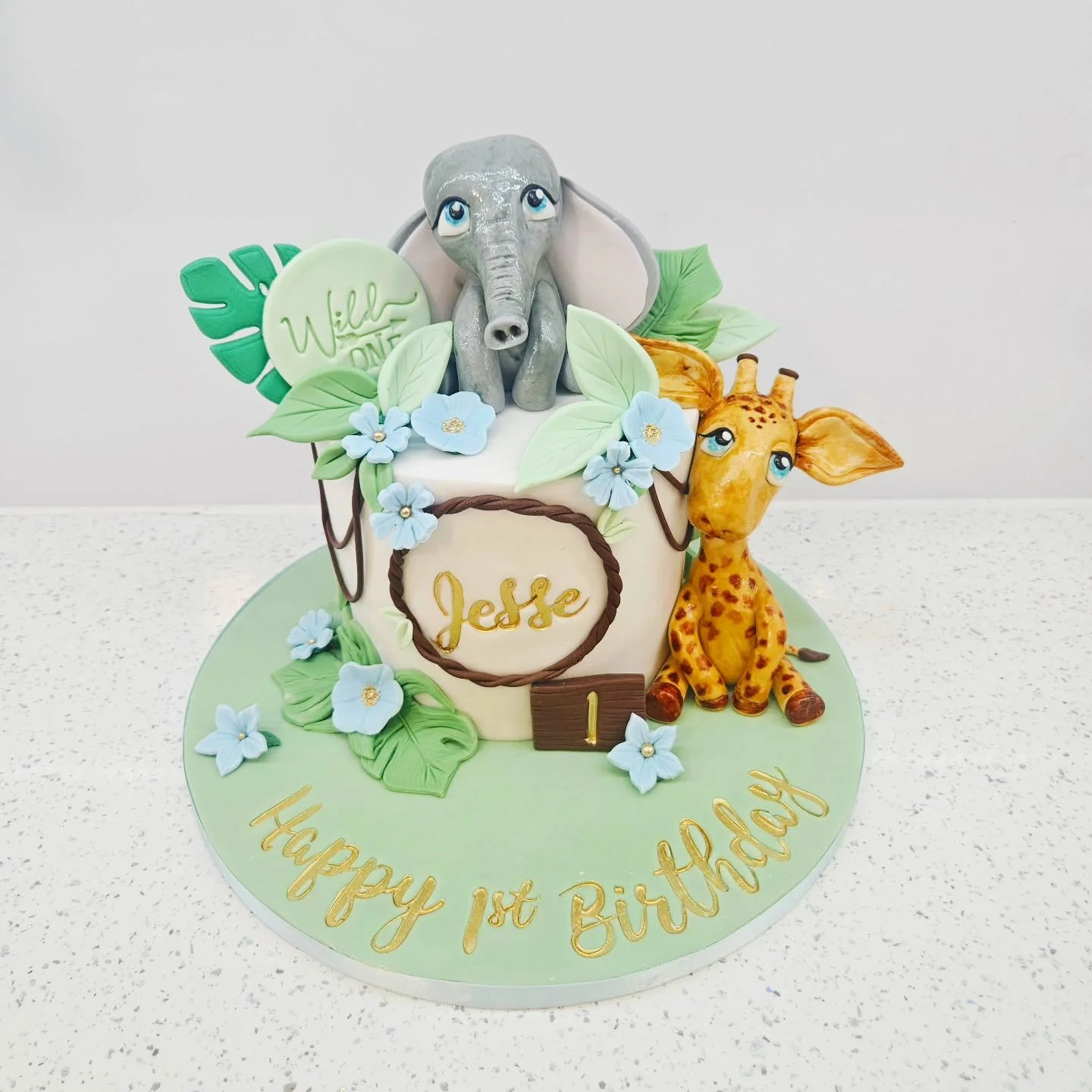 Another animal cake last weekend. Love sugar models!

#wildone
#1stbirthdayparty
#cakestagram
#cakeboss
#liverpooleats