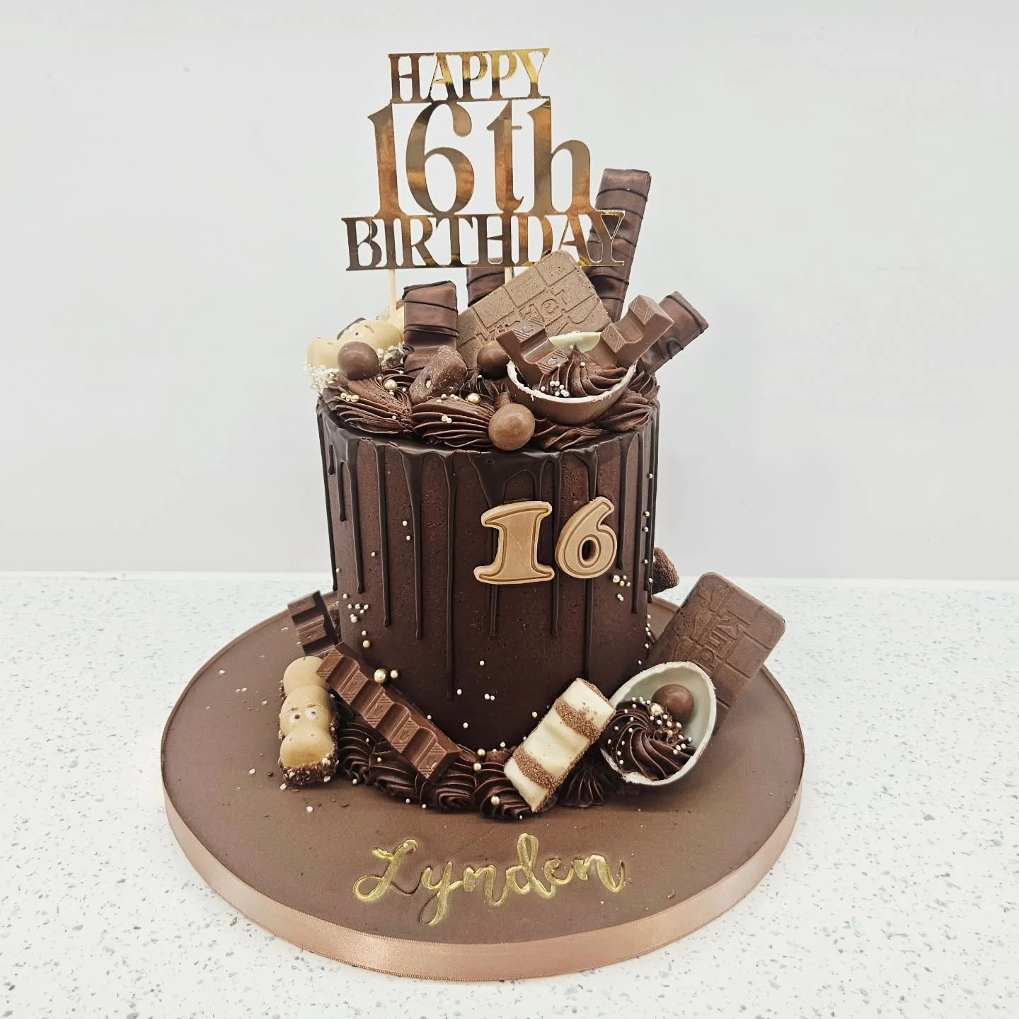 Chocolate overload.

Choose your favourite chocolates and filling.

Different sizes and heights available

Early booking essential

❤️🍫