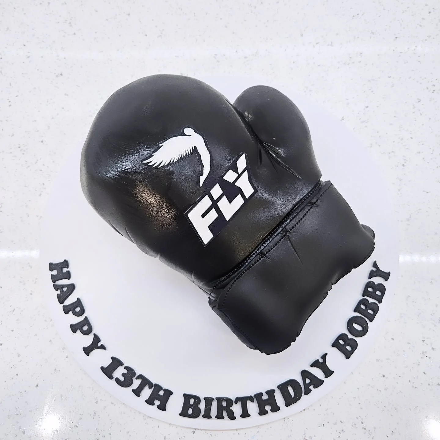 Boxing glove cake and cupcakes

#sportmotivation
#boxingworkout
#birthdaycake
#liverpoolcakemaker
#trainhard