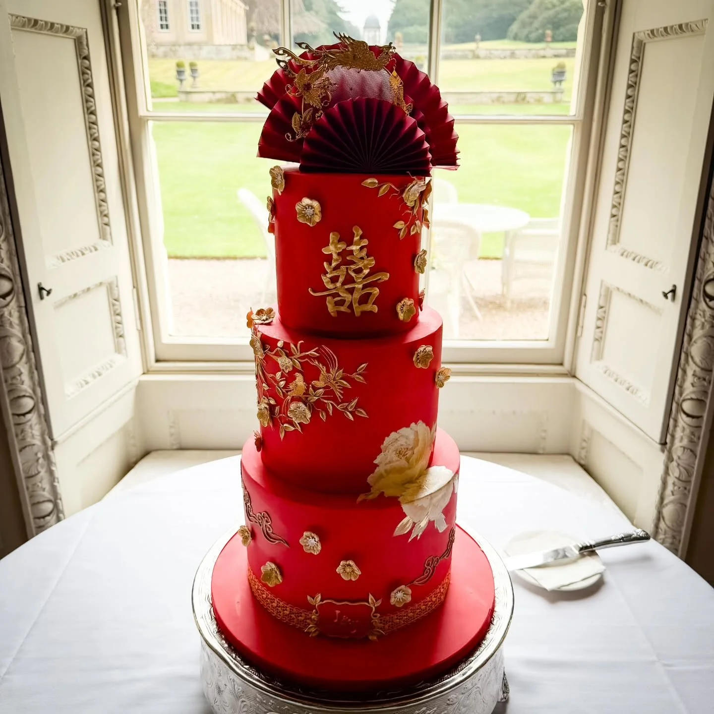 Cake lace doesn't have to be used all over the cake. Using it as accents to add small details are equally as stunning.

@cakelaceltd

All lace mats and mixtures are from @the_cake_decorating_co

Cake Design inspired by @cakemoment.wedding