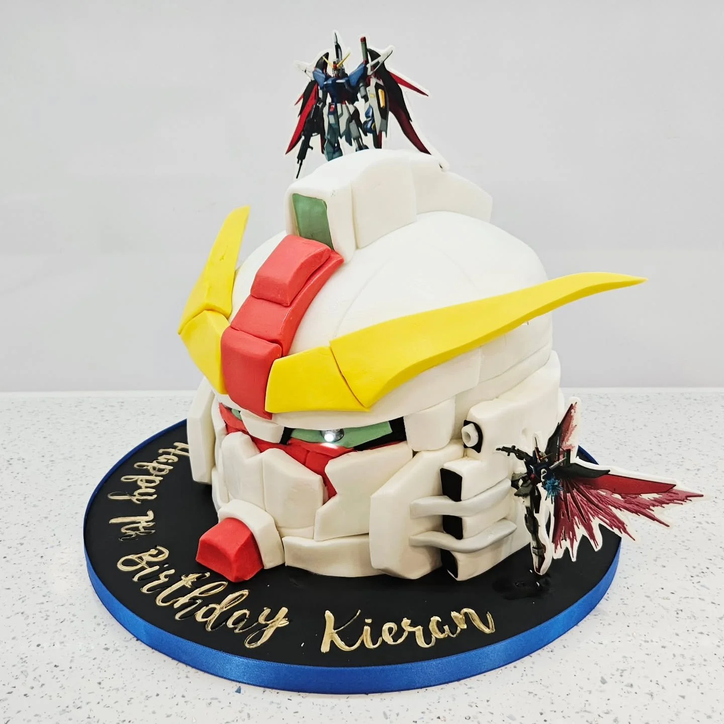 Gundam helmet cake for kieran who turned 7!!! Happy birthday little dude!

#gundamstagram
#gundam
#cake
#liverpoolcakemaker
#cakestagram
