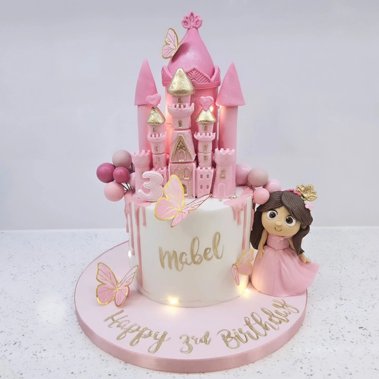 Princess and castle cake! With lights!
❤️👑