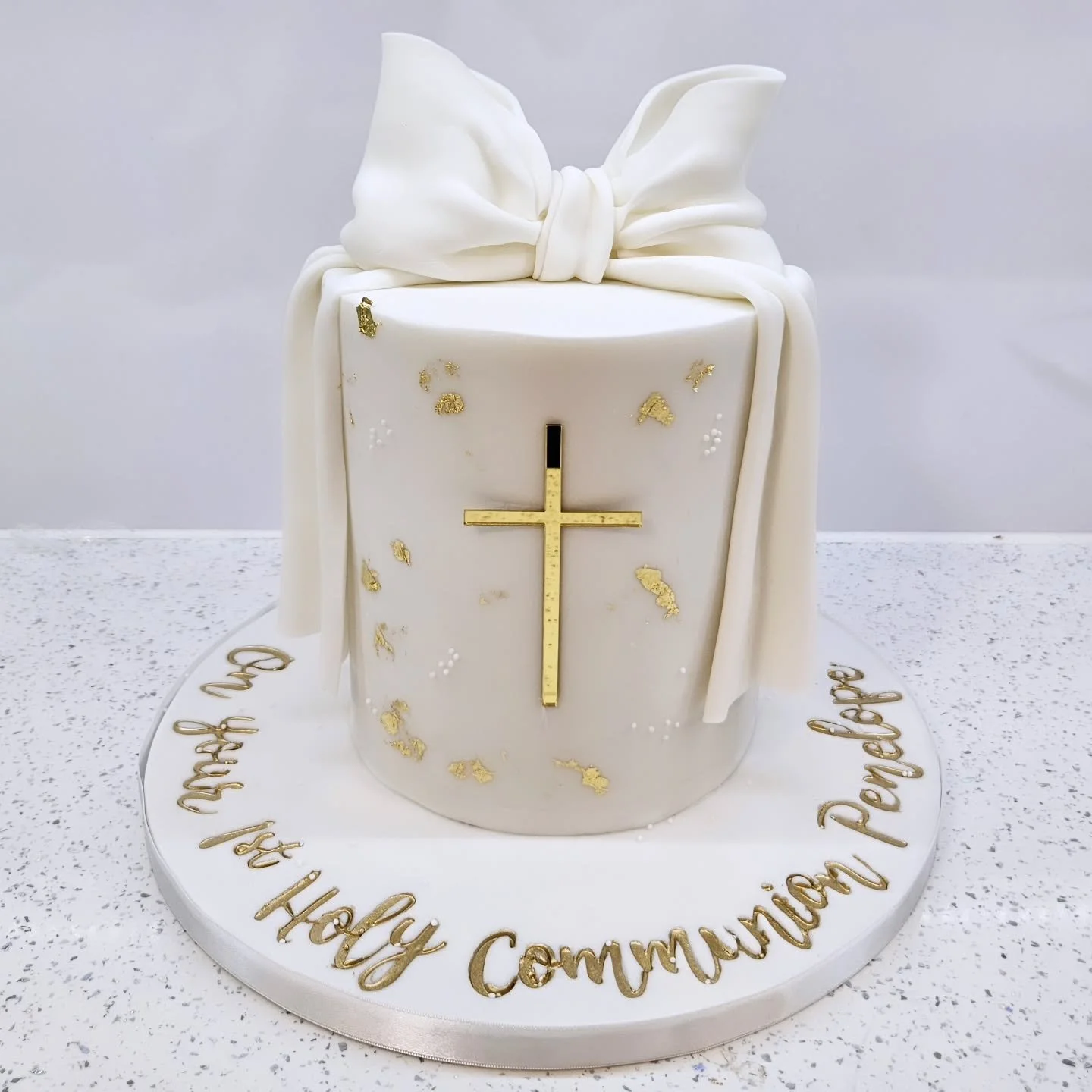 Holy communion cakes are in full swing!

Simple yet so elegant ❤️