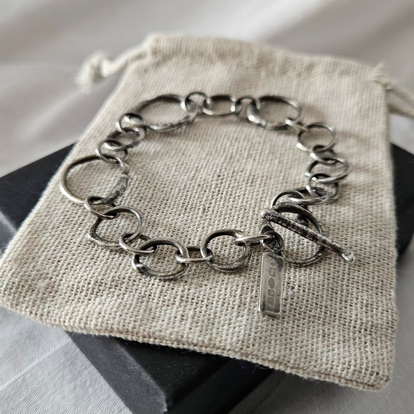 Trends will come and go, but a good chain is forever.
Meticulously handcrafted link by link, and made to last. 

Handmade chains feel like a love letter to a forgotten time. When we would buy once and treasure for a lifetime.
And in a world full of f