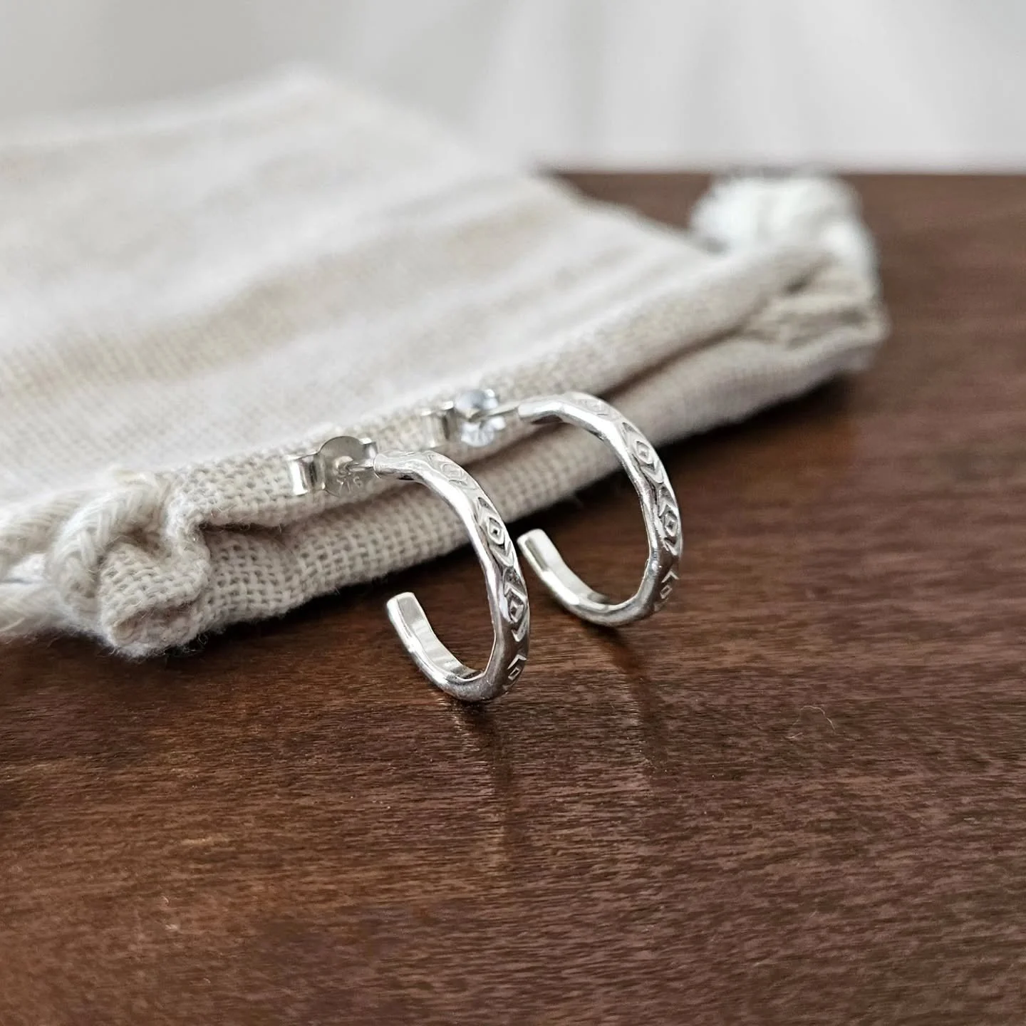 I made a few mini versions of my geometric pattern hoops for the market at @eastblockbazaar tomorrow! You guys already know the drill - I make every design by hand right here in my N.Ireland studio using recycled sterling silver.

It's going to be a 