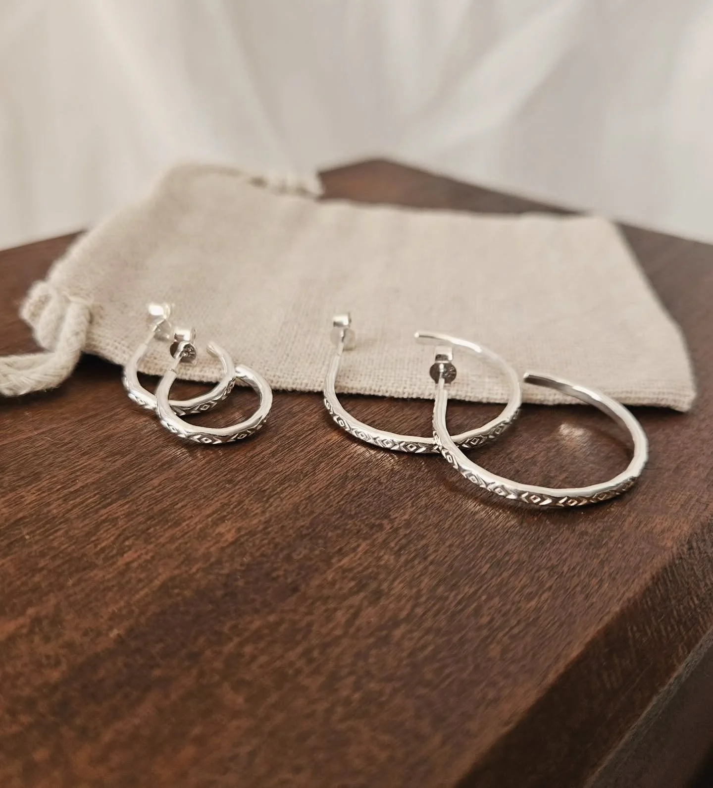 On Saturdays we wear hoops 😉
OK OK I wear them everyday - you caught me!

#bblanedesigns #hoops #hoopearrings #handcraftedjewellery #slowfashion