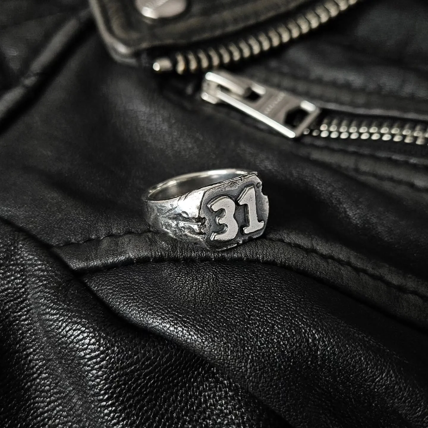 A special birthday, his football squad number, or a reference to your favourite band! What number would you pick?

#signetring #31 #theoffspring #weathered #statementring