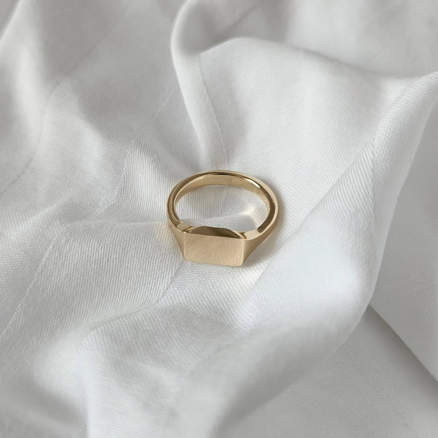 "Stay gold, Ponyboy."

#gold #goldsignetring #goldring #signetring #handcraftedjewellery