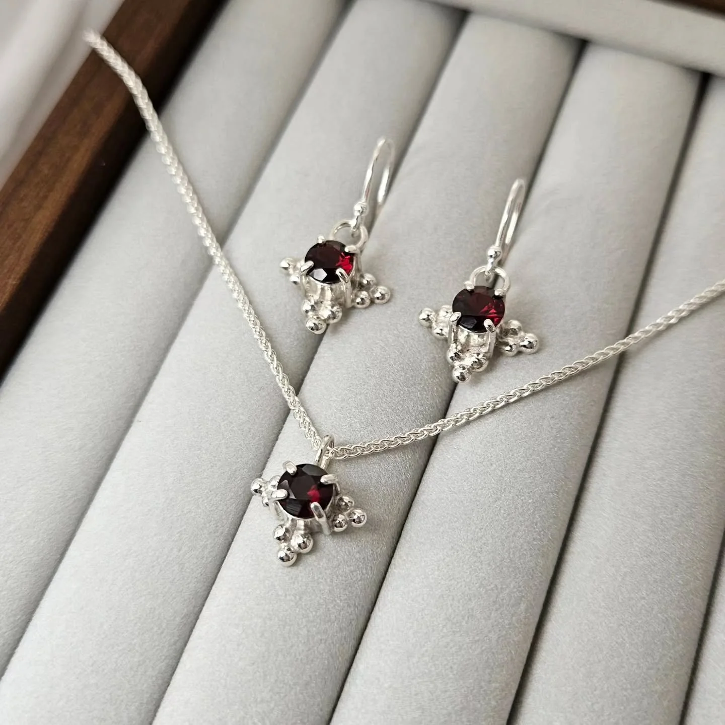 I've been working on some new pieces recently... 

Taking inspiration from traditional jewellery, I wanted to create designs that evoke a sense of richness and history - while still feeling relevant in a fast paced society. 

I think that as tech and