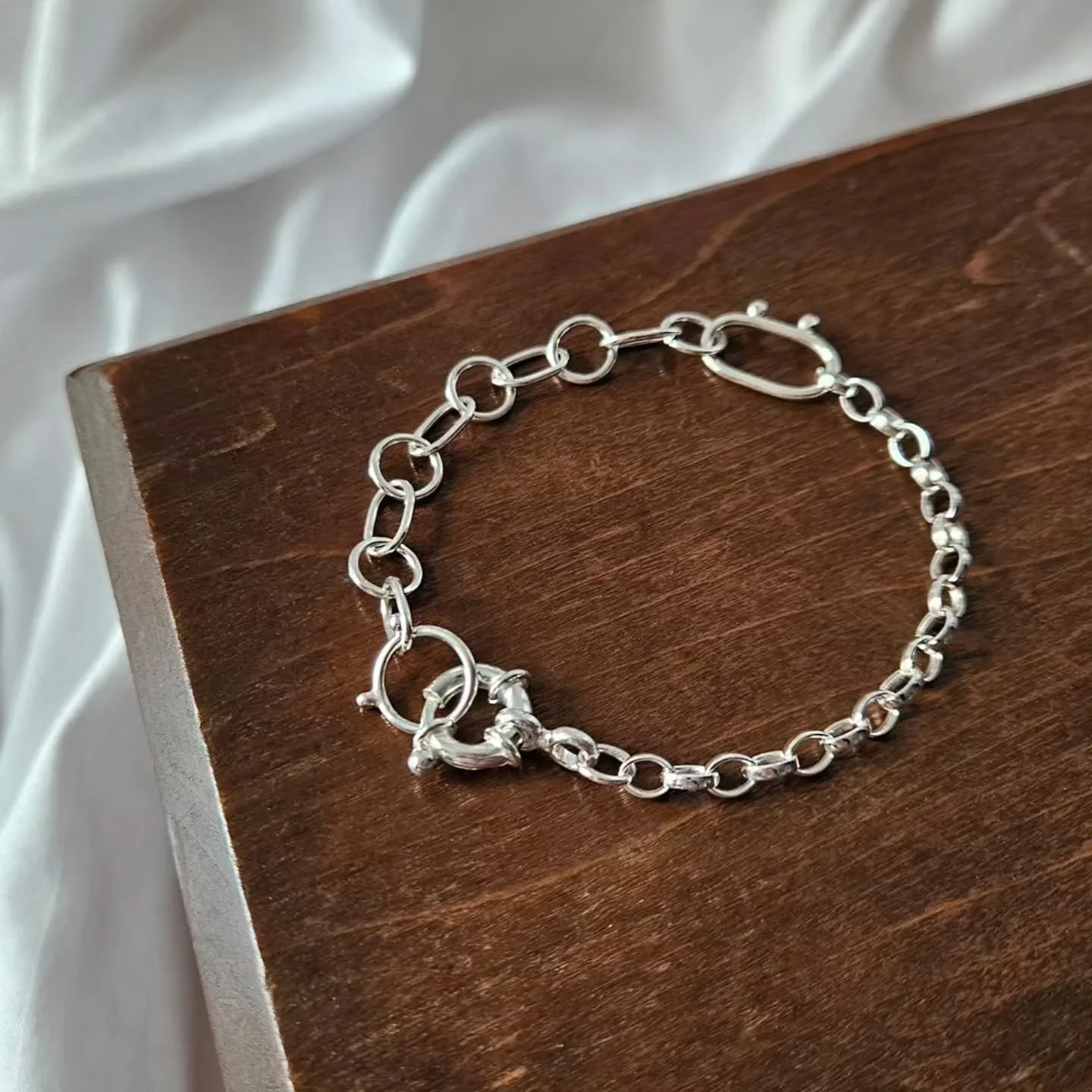 You guys know I love a good chain! 
I made myself one of these bracelets and I've been wearing it everyday since.
There are currently just two available on my website but let me know if you love it and I'll make more!

#handmadejewellery #chain #chai