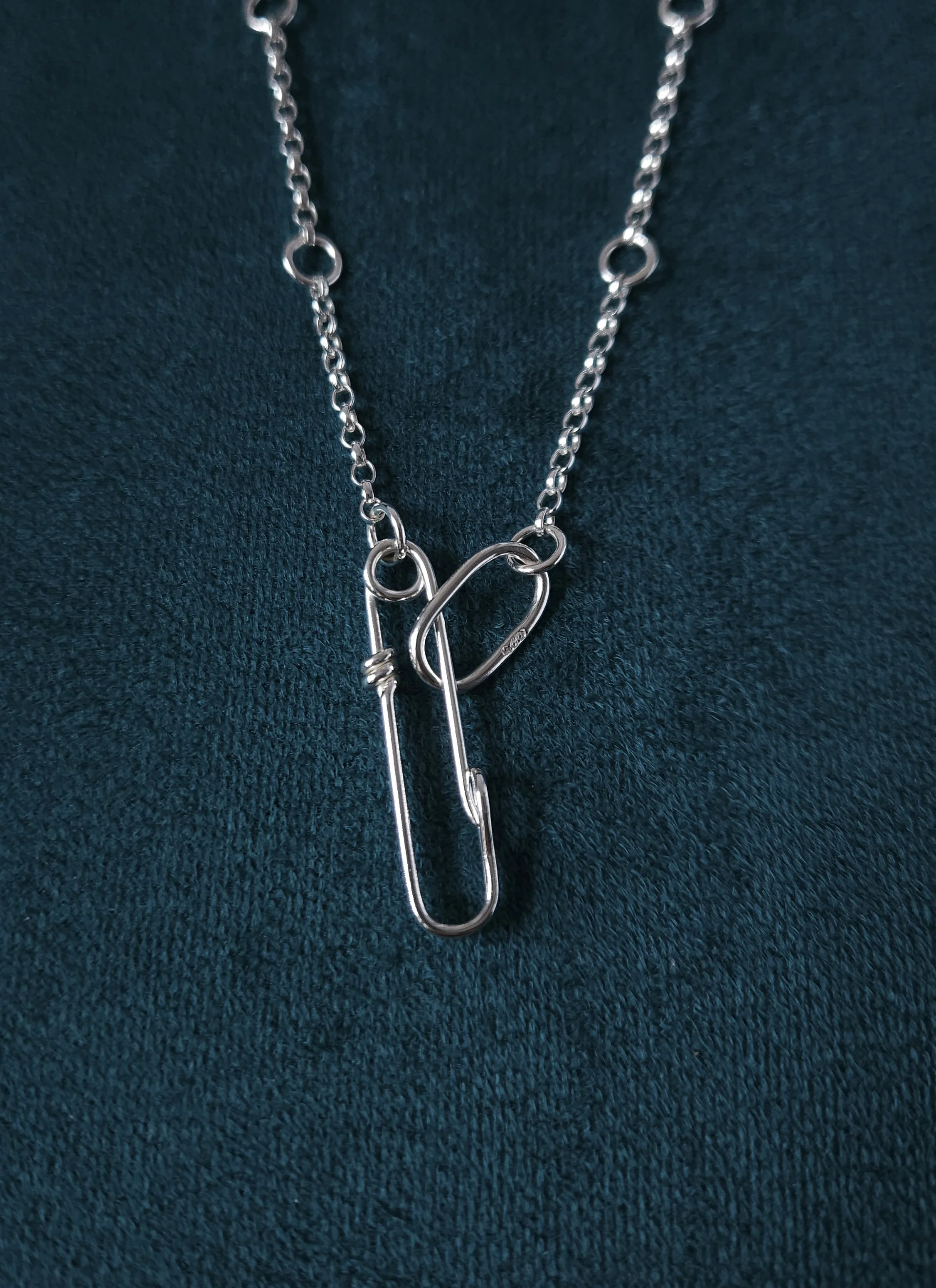 SilversafetypinNck8.jpg
