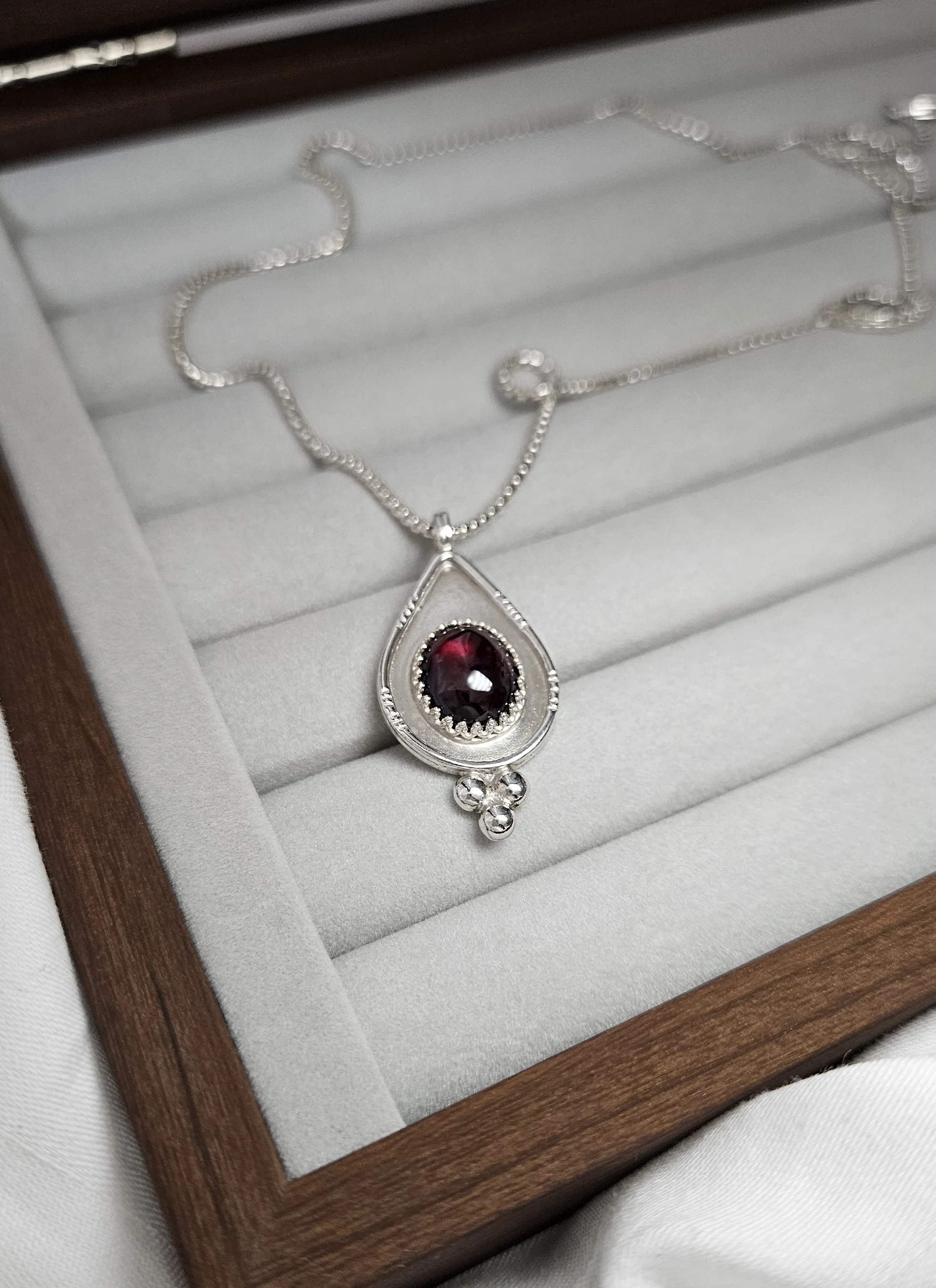 GarnetStoneNecklace1.jpg