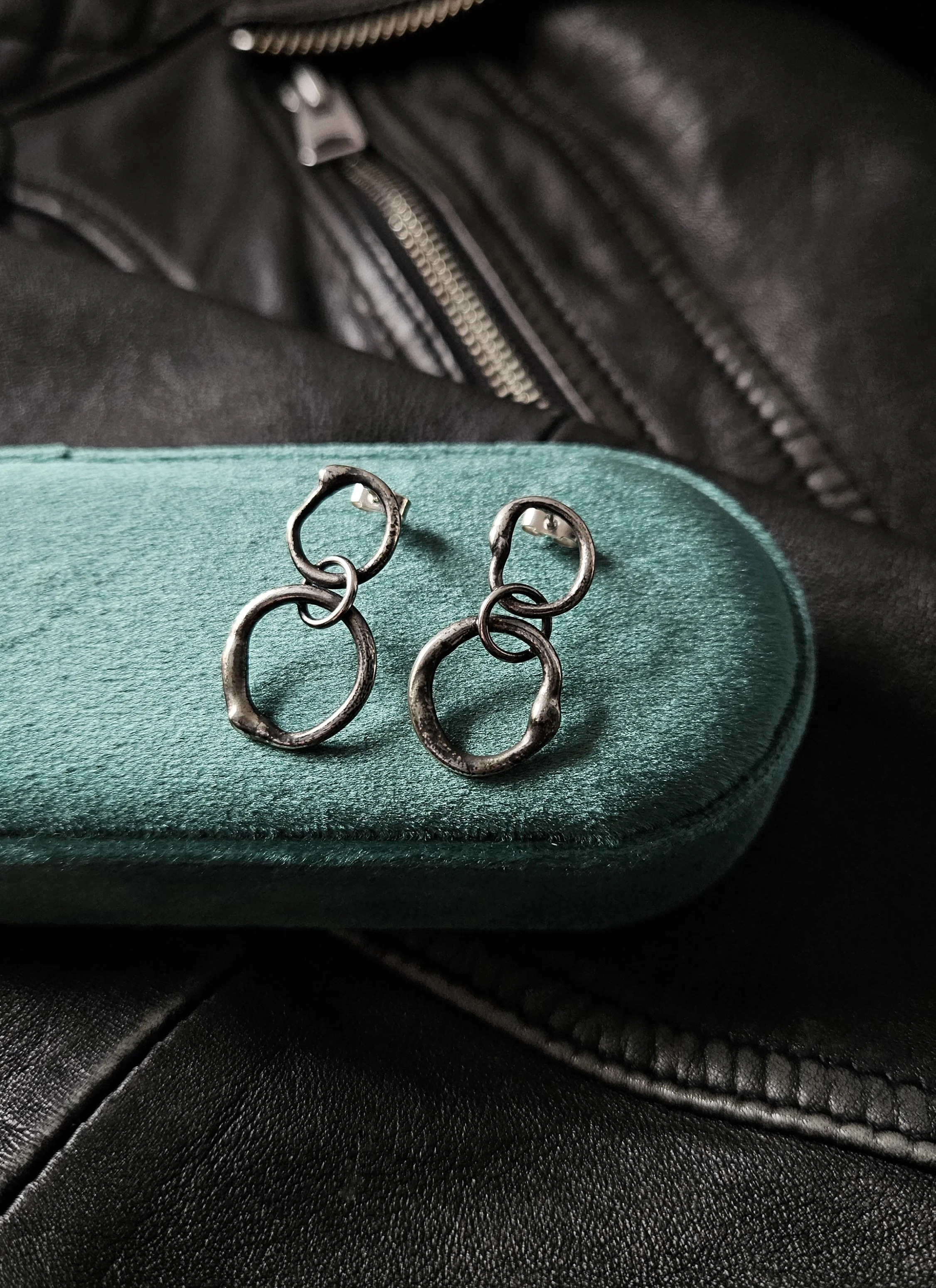 Interlinked Earrings 01.jpg