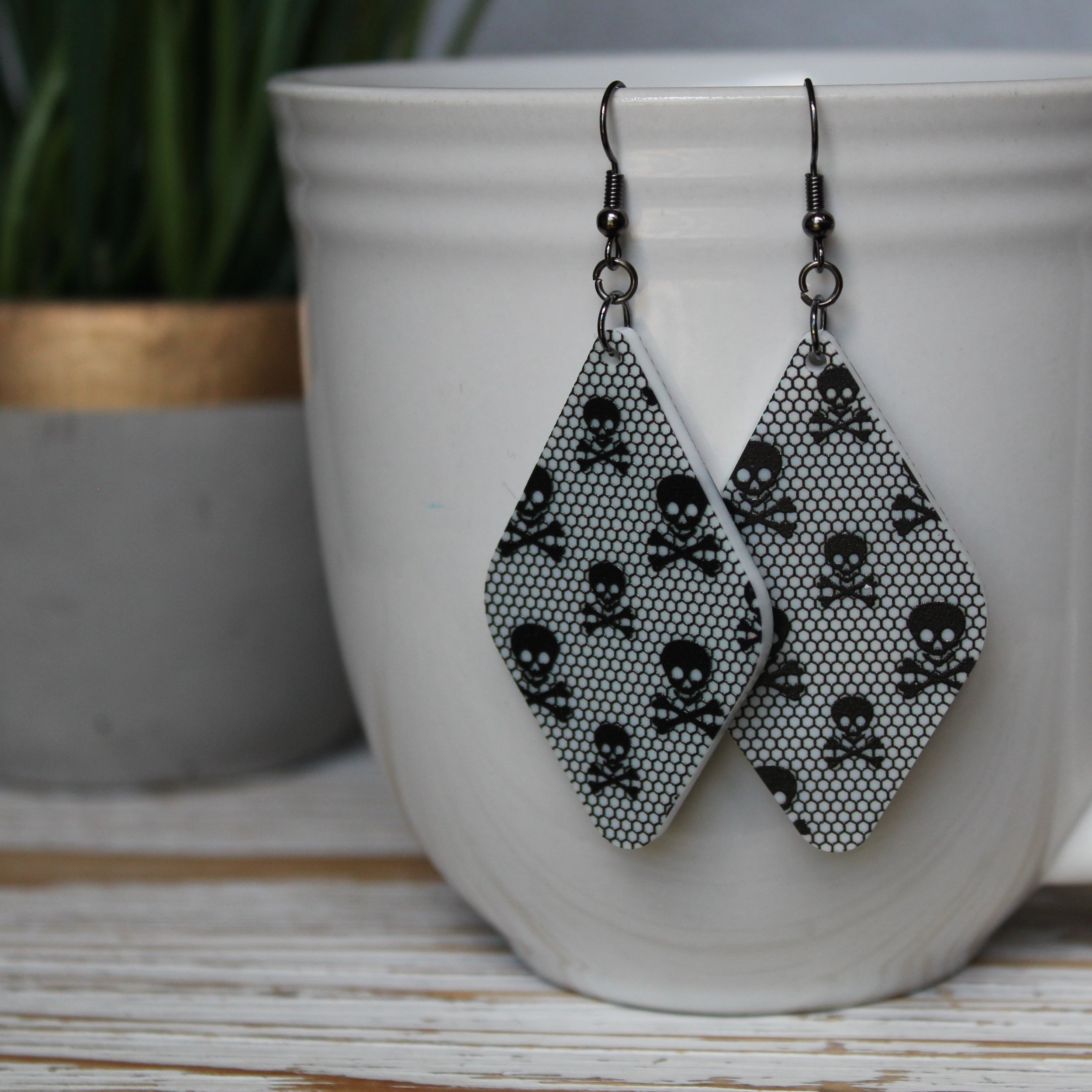 Throwback Fishnet Skulls Resin