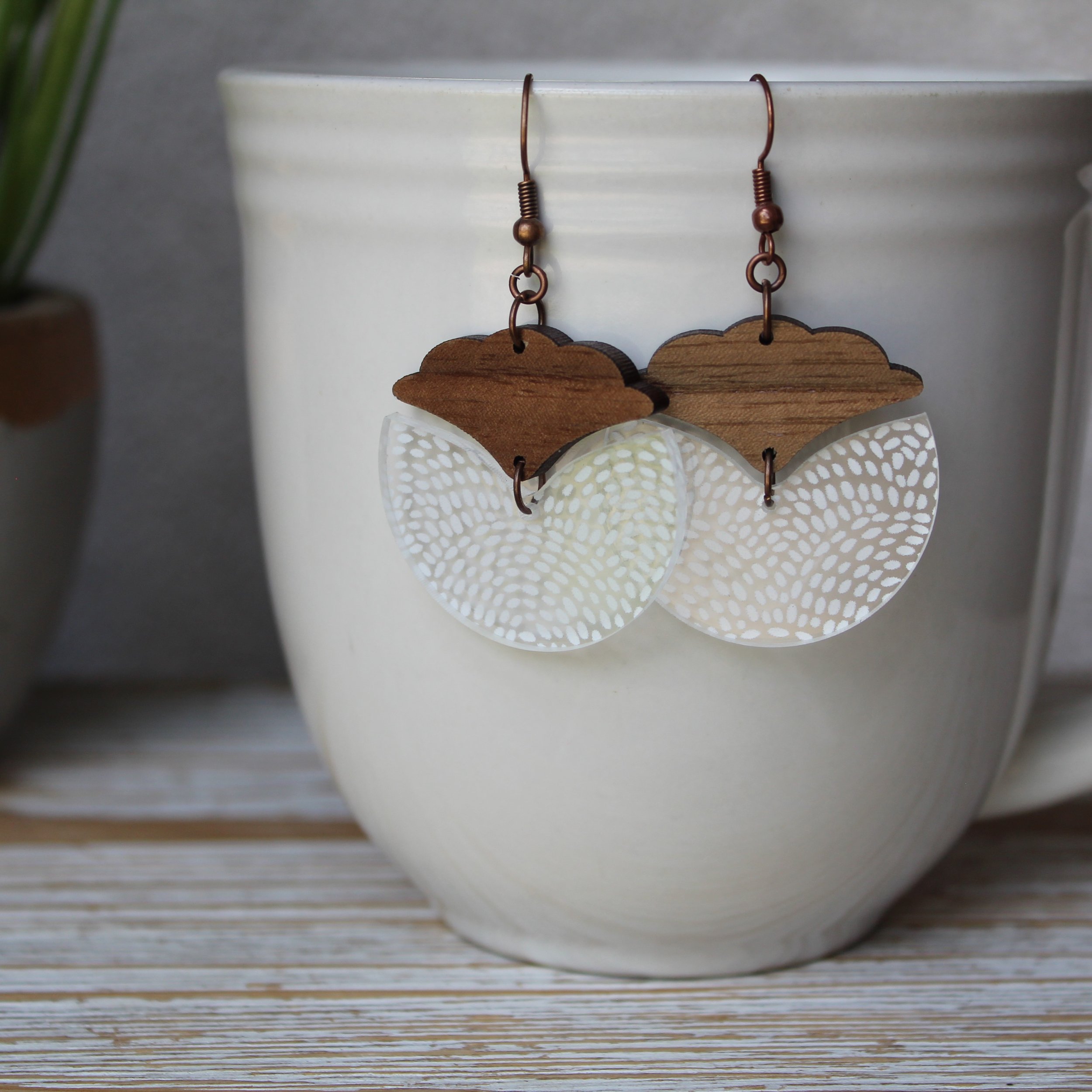 Clear Dot Scalloped Resin Wood Disc