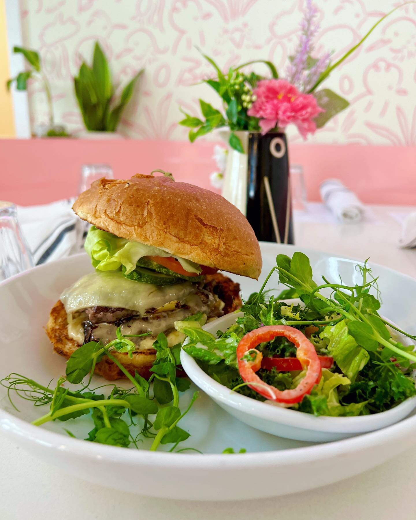 Sometimes you need a burger! 🍔💕

#brunchatbirdys #lowergardendistrict #nolabrunch
