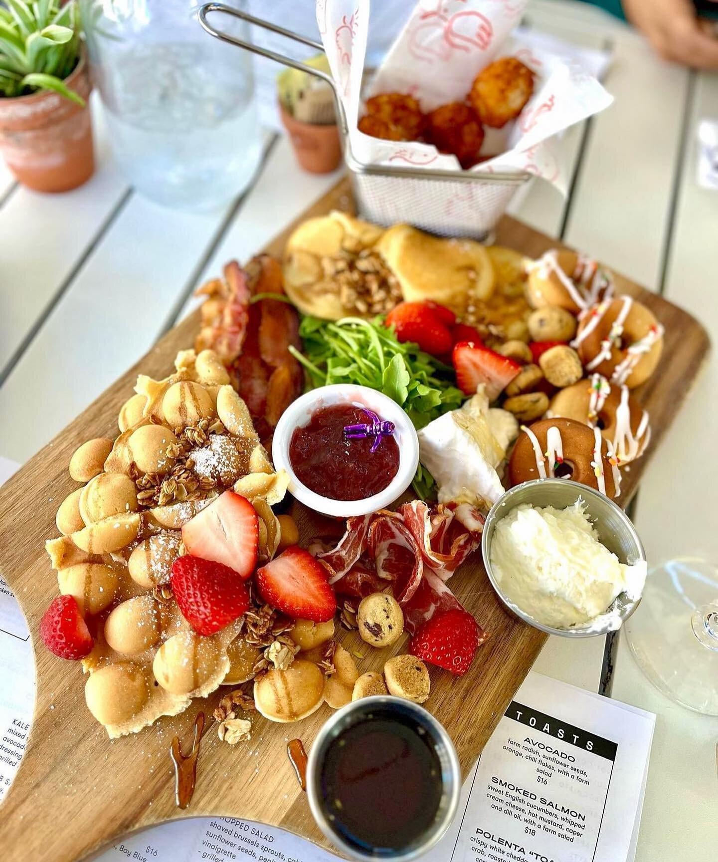 Happy Mother&rsquo;s Day! 💕 Hope y&rsquo;all are enjoying a #brunchboard with your family today! 

#nolabrunch #brunchatbirdys