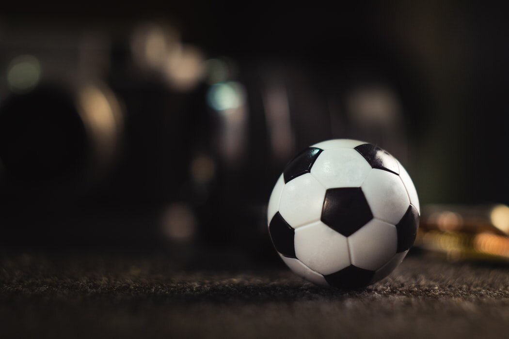 Voetbal is simpel - de belangen niet