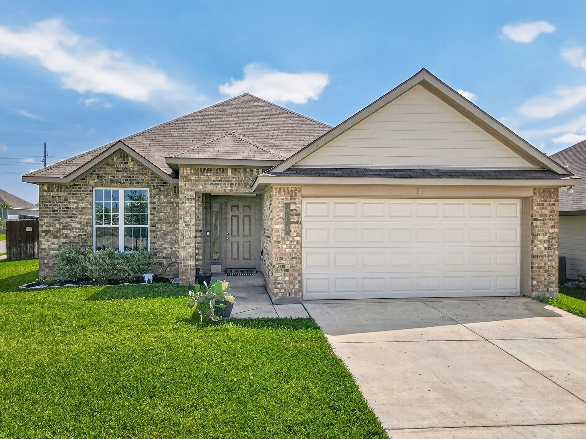 ✨NEW LISTING AT 301 Story Cove, Caldwell, TX

Welcome to this beautifully maintained Stylecraft home located in the desirable Arrowhead Farms community of Caldwell, Texas. Built in 2022, this 3-bedroom, 2-bath residence offers approximately 1,620 squ