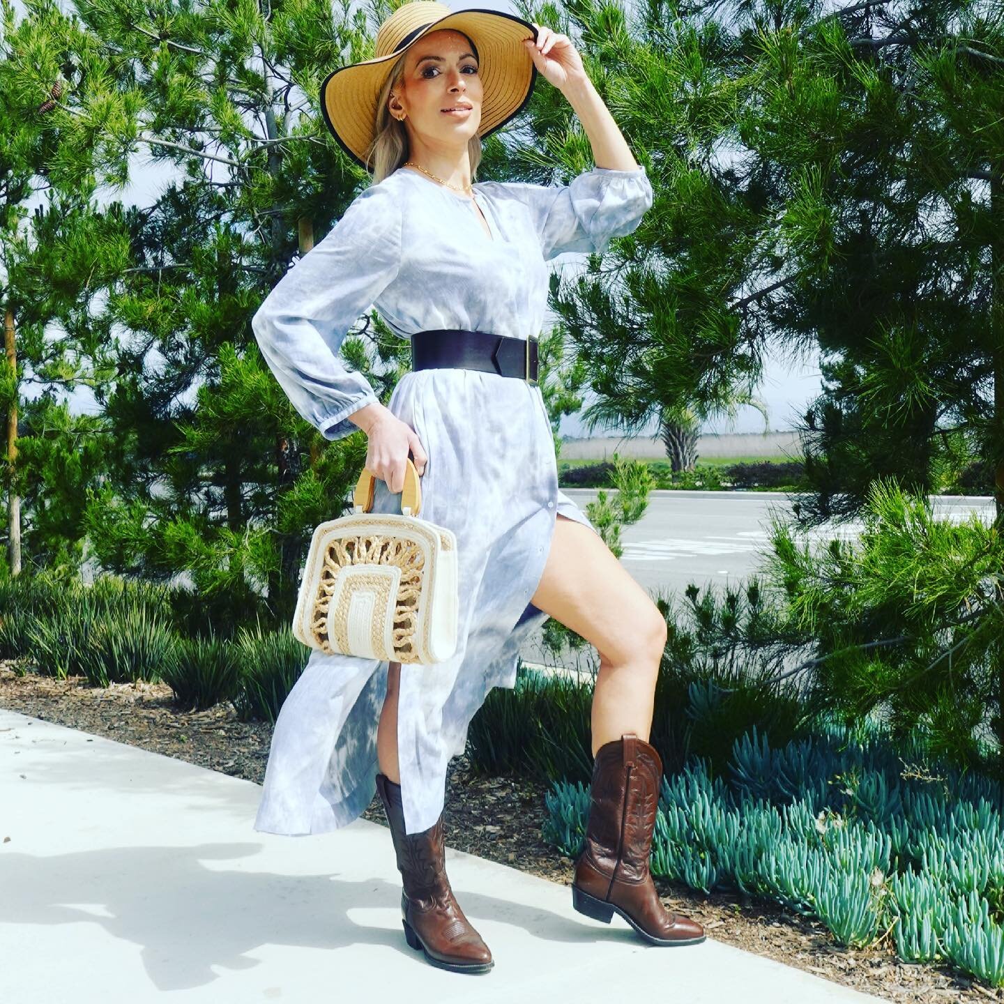 @zara #tiedyedress and @poshmark cowboy boots- yes it&rsquo;s a vibe!!!! Loving this trend when done in a subtle way like this shirt dress from #zara. #zarawoman #zarafashion #zaraoutfit #zaradress .
.
#ocinfluencer #fashionover40 #orangecounty #styl