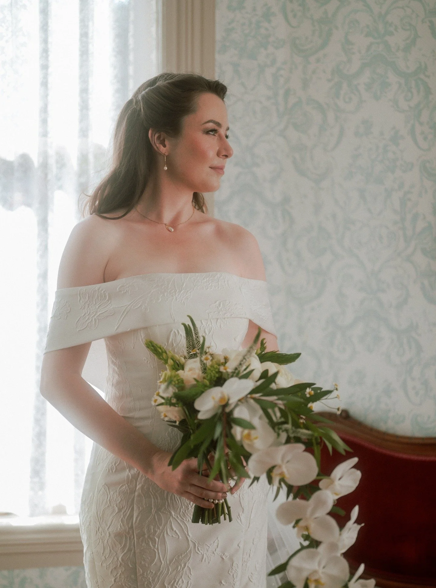 Classic elegance 🤍
.
.
.
#nashvilleweddingphotographer #tennesseweddingphotographer #rusticwedding #elegantbride #candidweddingphotography #weddingphotojournalism #romanticwedding #vintagewedding