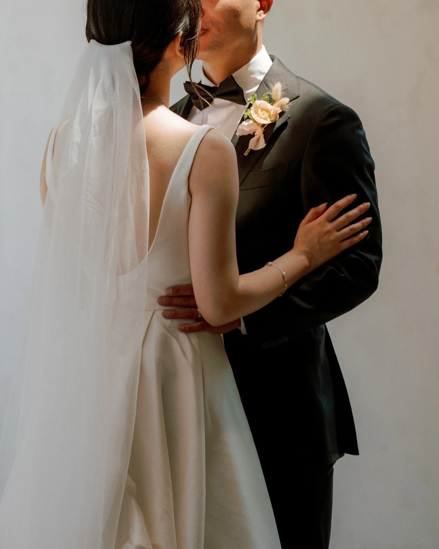 Loving this set with L&amp;S. Dramatic light, clean lines, and pure love ❤️
.
.
#nashvilleweddingphotographer #nashvilleweddings #nashvillebride #nashvilleweddingphotography #tennesseeweddingphotographer #tennesseeweddings #musiccityweddings #nashvil