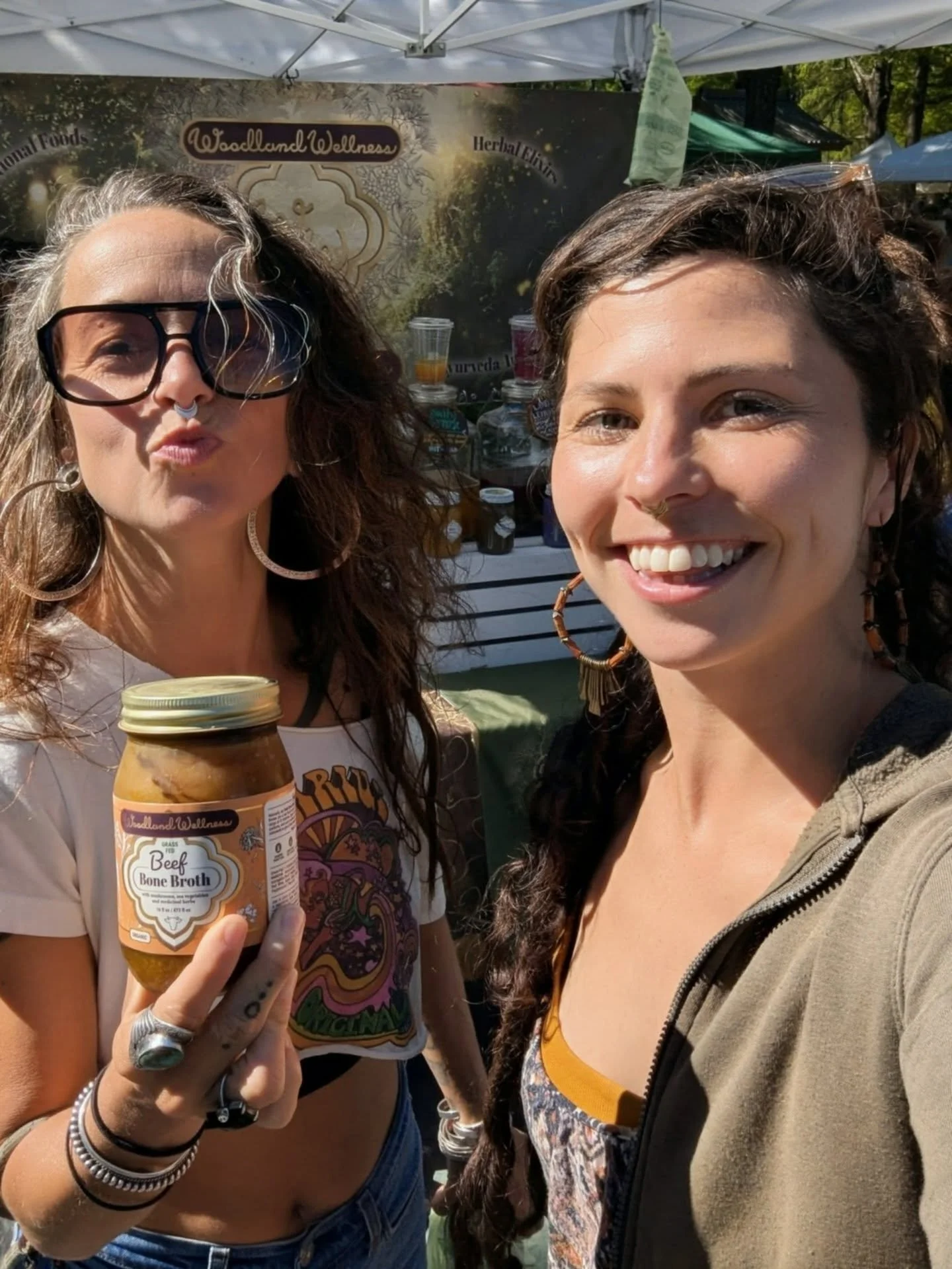 @leahsongmusic from @risingappalachia and I both invite you to drink more local, nutrient dense bone broth and also come to their show in Athens on Tuesday! 

See you there!! 🪕✨🧉

#marketsarewherethecoolfolksare
#herbsinerrthang