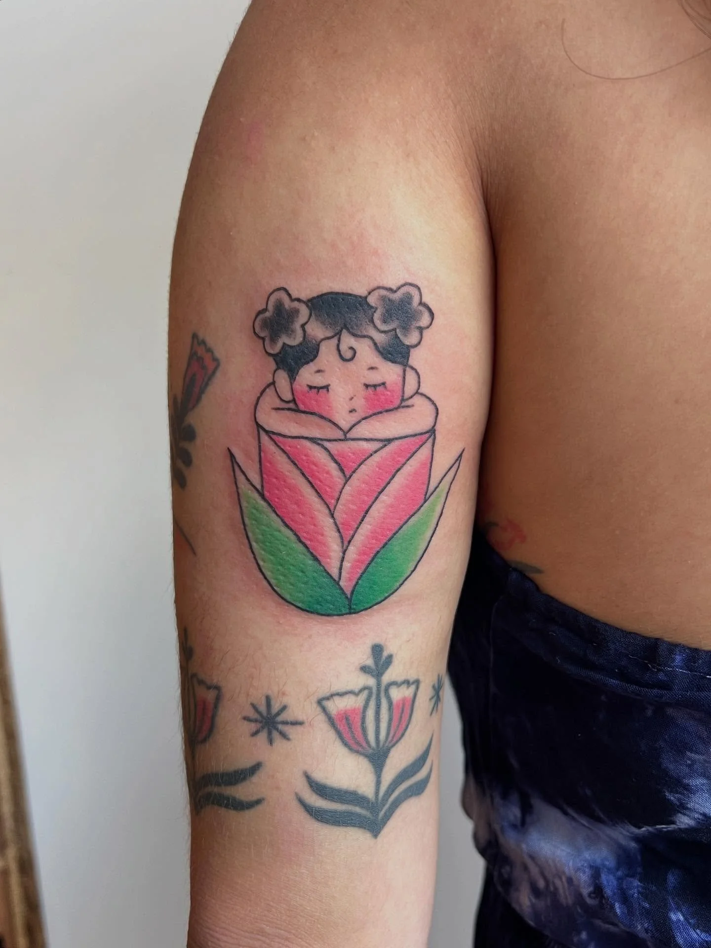 Sleepy flower bud baby for dulce Krystal 🌸 
Surrounded by other tattoos we&rsquo;ve done in the past. Inspired by a little drawing in my sketch book! 

Made with love @thorns.tattoo 💓