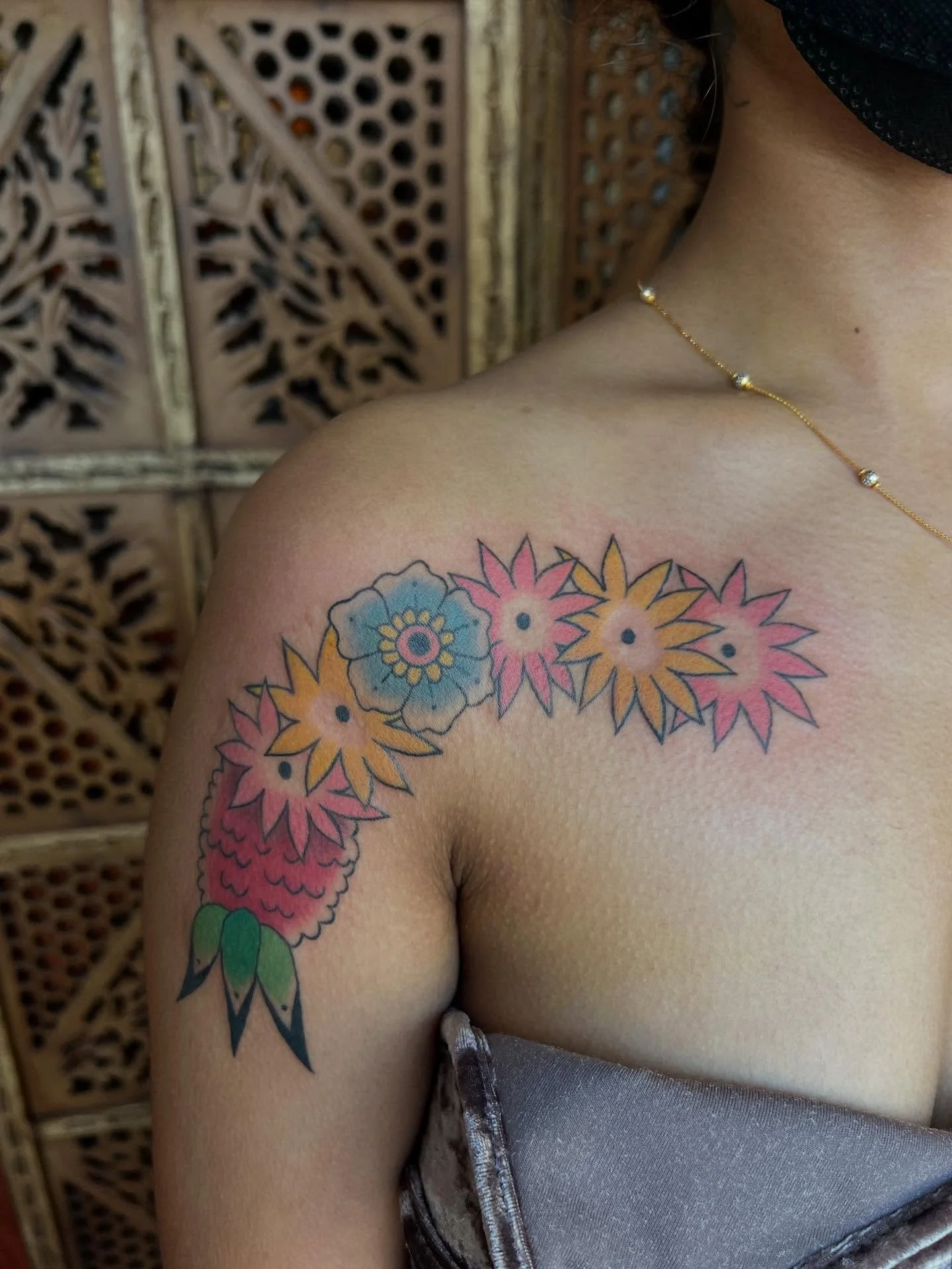🍃🌺🌸🌼💠🌸🌼🌸 

Flower garland for Shruthi. This is her first colorful tattoo and I loved the color palette! Thank you for your trust. 

Slide 3 is how it started, with a little bit of shape planning/brainstorming directly on her body. 

One of th
