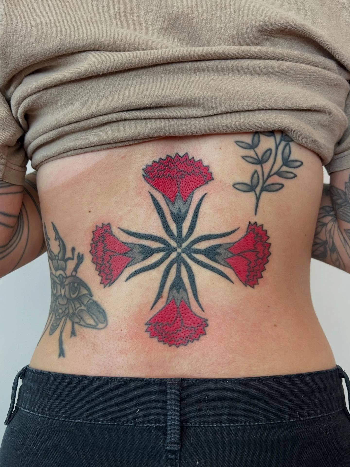 🌹 ✷ 🌹 ✷ 🌹 ✷ 🌹 

I had the absolute privilege and satisfaction of completing Frances&rsquo;s carnation back piece before they move out of the Bay! I did a few touch-ups on the black work + finished filling out the vertical carnations. You can see 