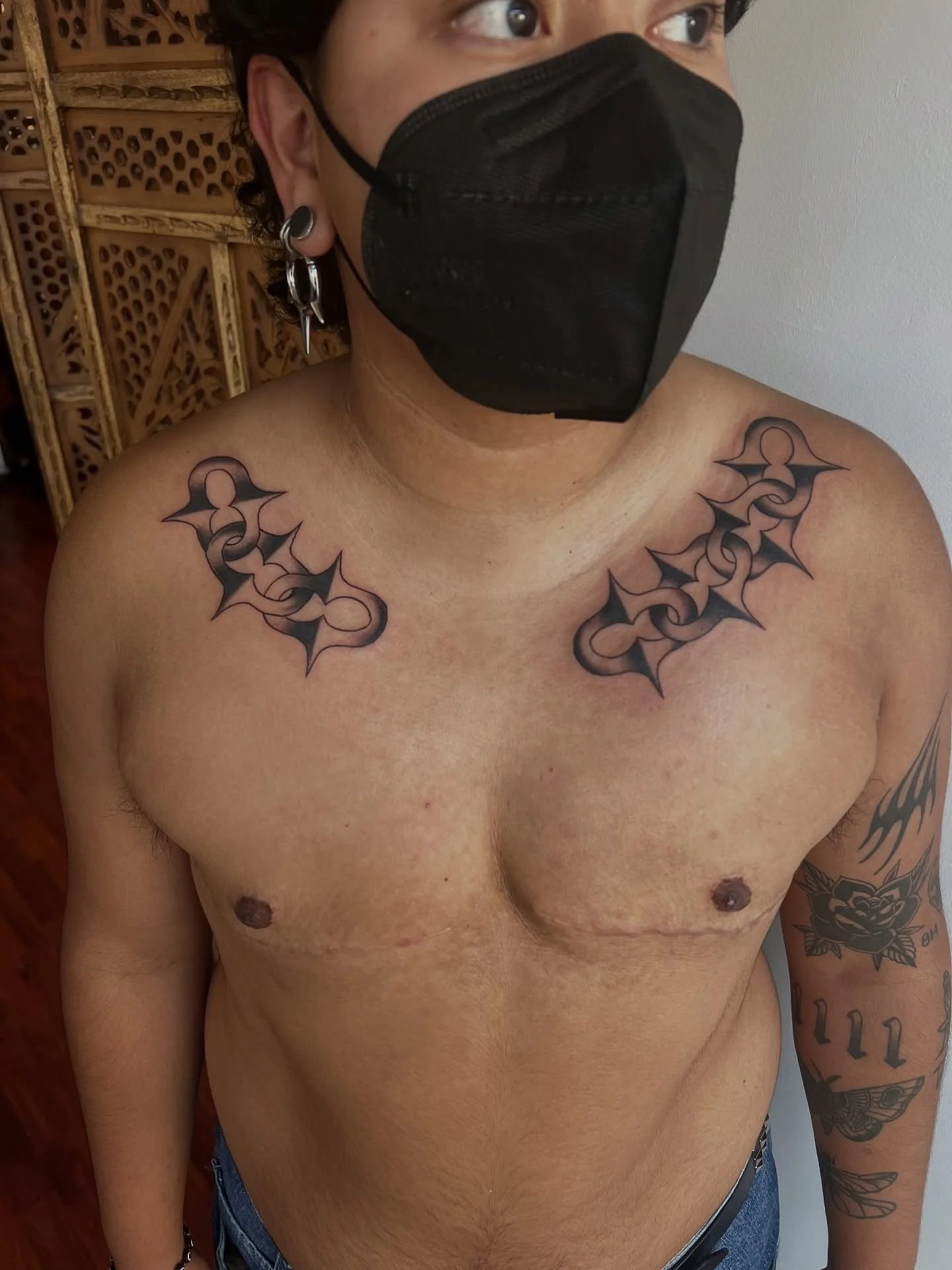 Spiky asymmetrical chains for D&auml;zabi! ⛓️

I had SO much fun making this siiiiick tattoo + ofc, talking about astrology with D&auml;zabi. Thanks again! 🖤

Made with love @thorns.tattoo 🌹