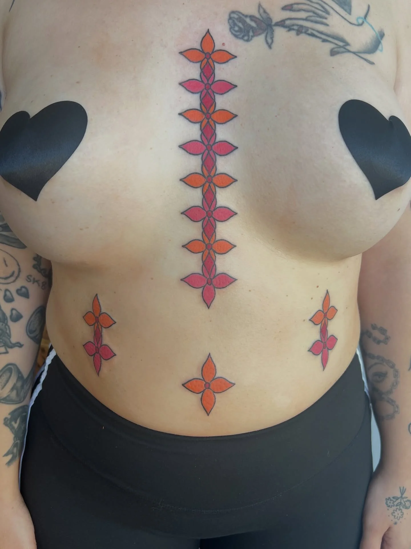 A recent favorite for Chichi! 🩷🧡

Chichi liked a smaller flash design, but wanted to create something that would adorn their abdomen. Together, we figured out the perfect design. Done in two sessions. I&rsquo;m obsessed with the result! 

I&rsquo;m