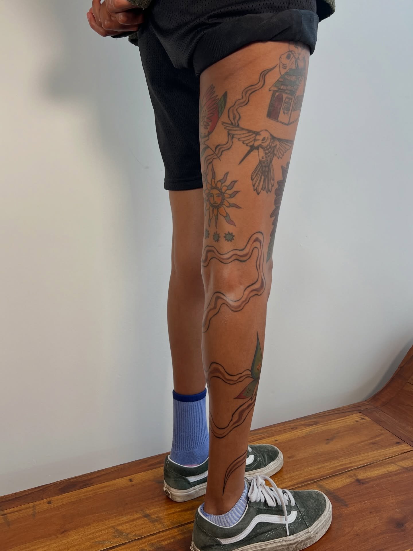 ✷ My largest project to date ✷ I had the absolute honor of doing this full-leg wraparound abstract for one of the sweetest and most badass people I&rsquo;ve had the pleasure of meeting through my work. Thank you, Bethlehem! 

We wove this abstract co