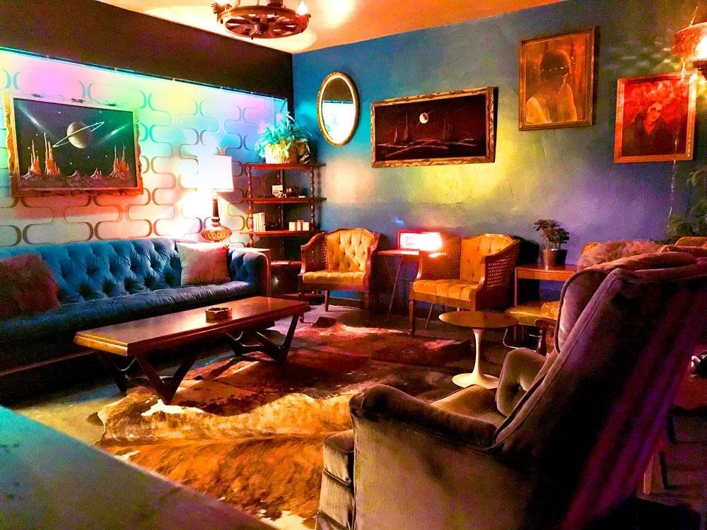 Seattle's Vegan-Friendly &amp; LGBTQ-Owned Bars &amp; Eateries [2025 Guide]