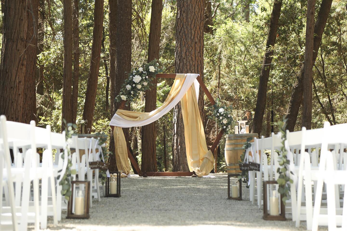 Want to rent an arch for your ceremony or reception? You&rsquo;ve come to the right place. Introducing our first wooden &amp; rustic hexagon arch rental. 

📱Contact info in bio.
#supportlocalbusiness #weddingarches #weddingdecor #chicoweddings #wedd