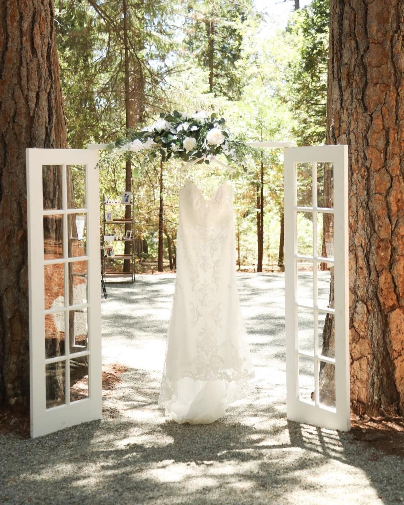 These beautiful French double doors are a great addition to any wedding. Whether the guests, bridal party, or both walk through them. 🤍 

📸credit: @drozianphotoworks 
#supportlocalbusiness #weddingdress #chicoweddings #weddingrentals #frenchdoors