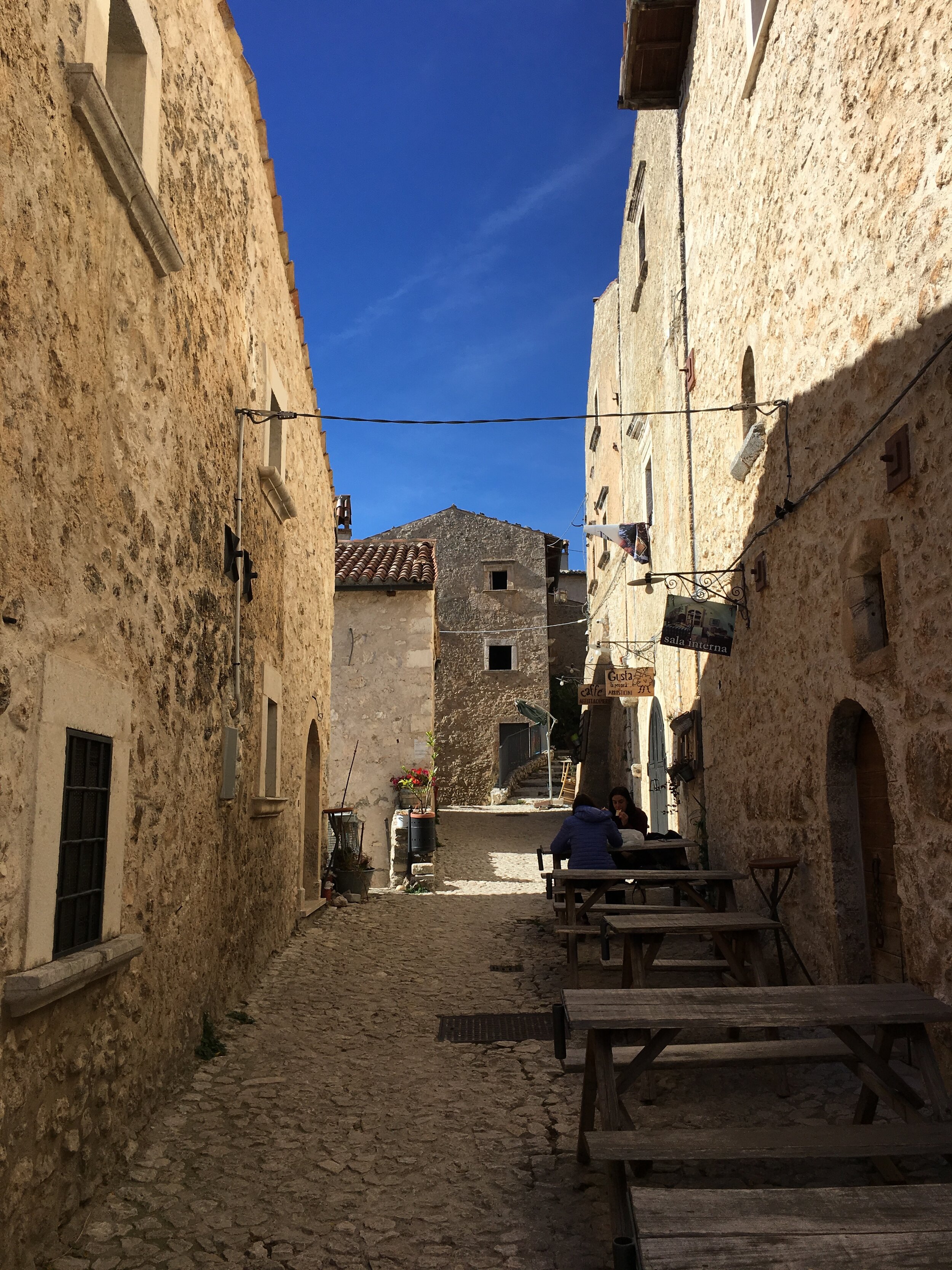 Roam around the medievel towns in the Apeninne Mountains and discover the uniqueness of Abruzzo.