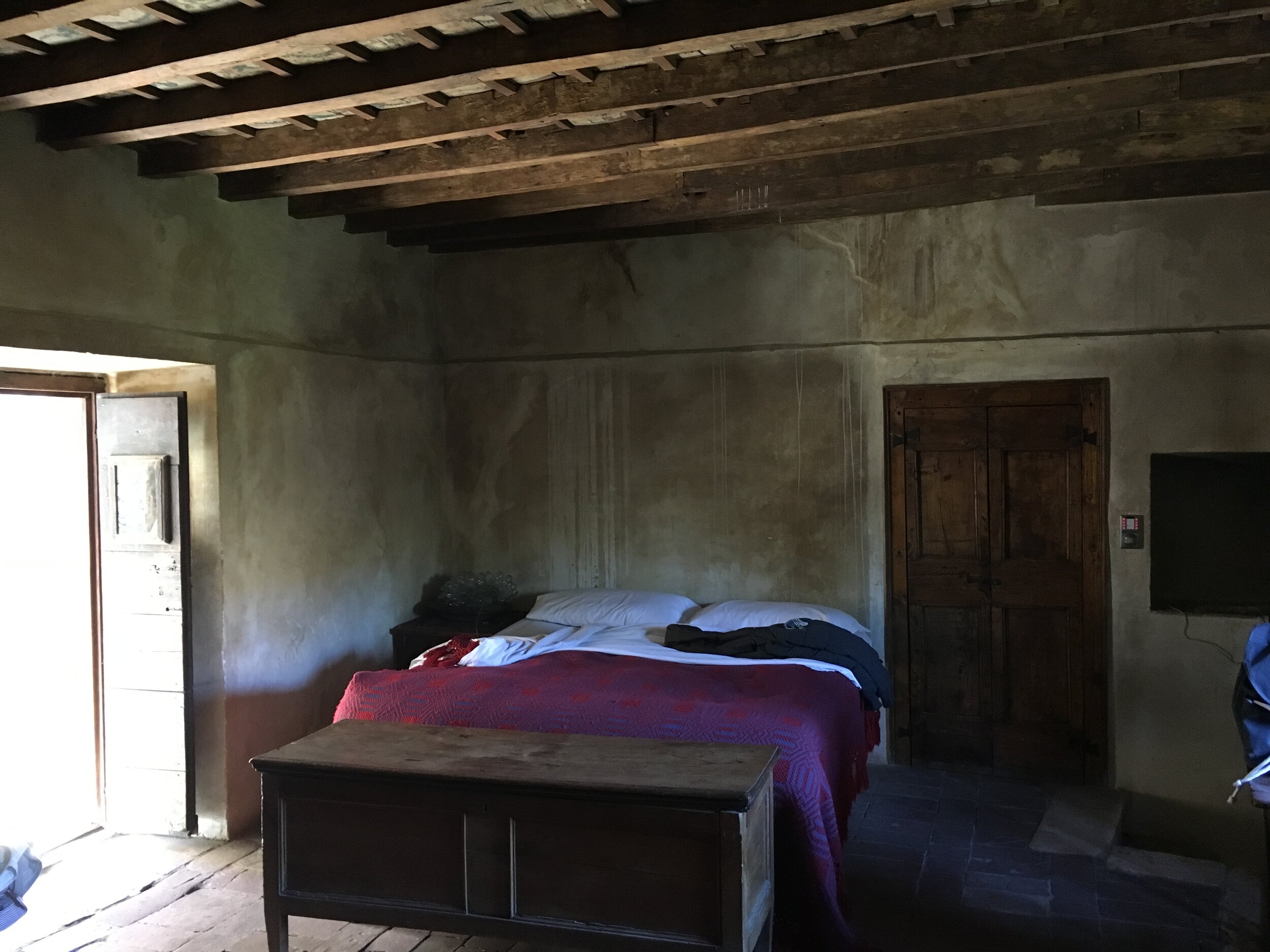 A room inside the albergo.