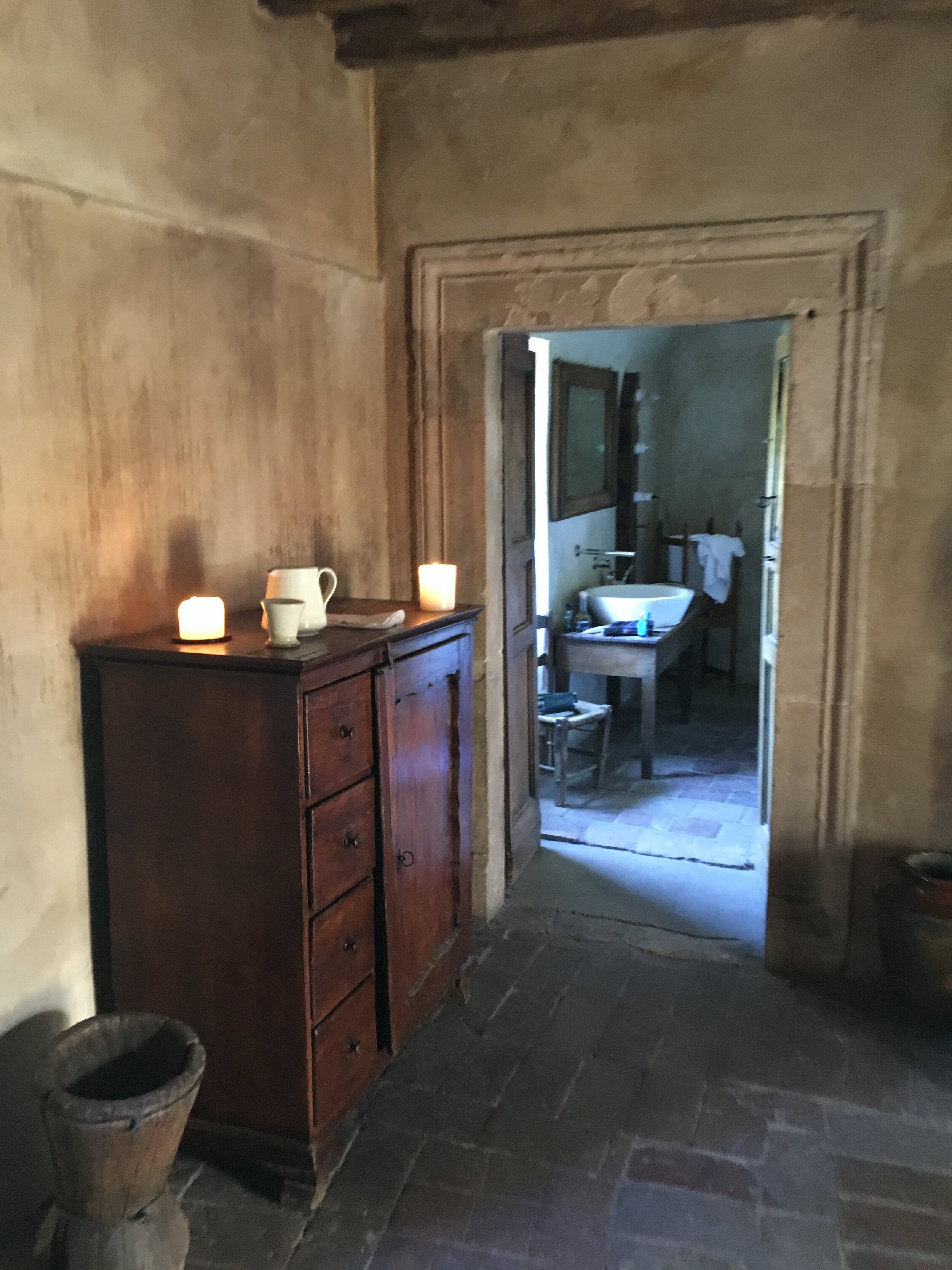 A room inside the albergo.