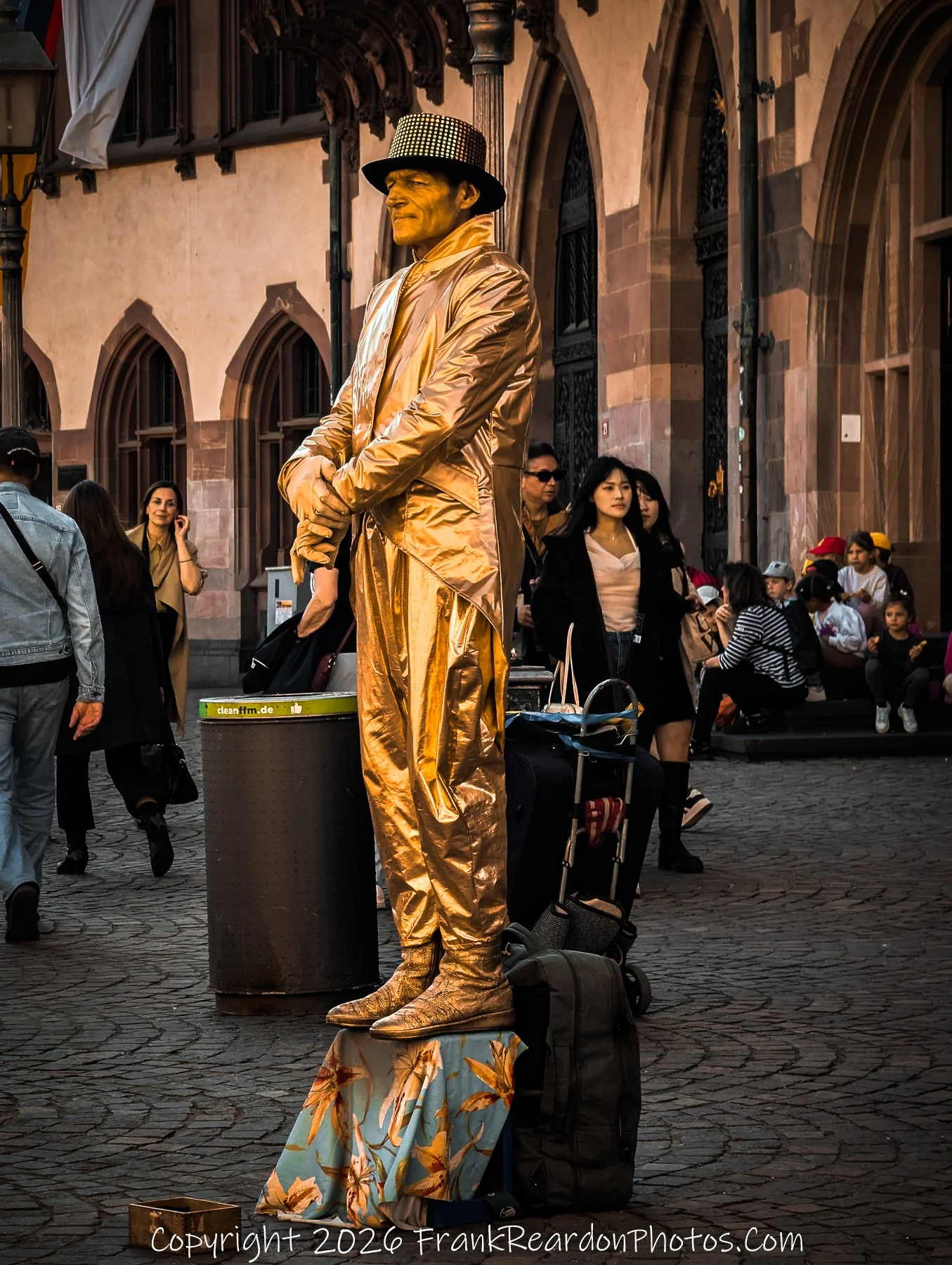 Gold Street Performer in Frankfurt Altstadt
“Living Statue – Gold in Motion”