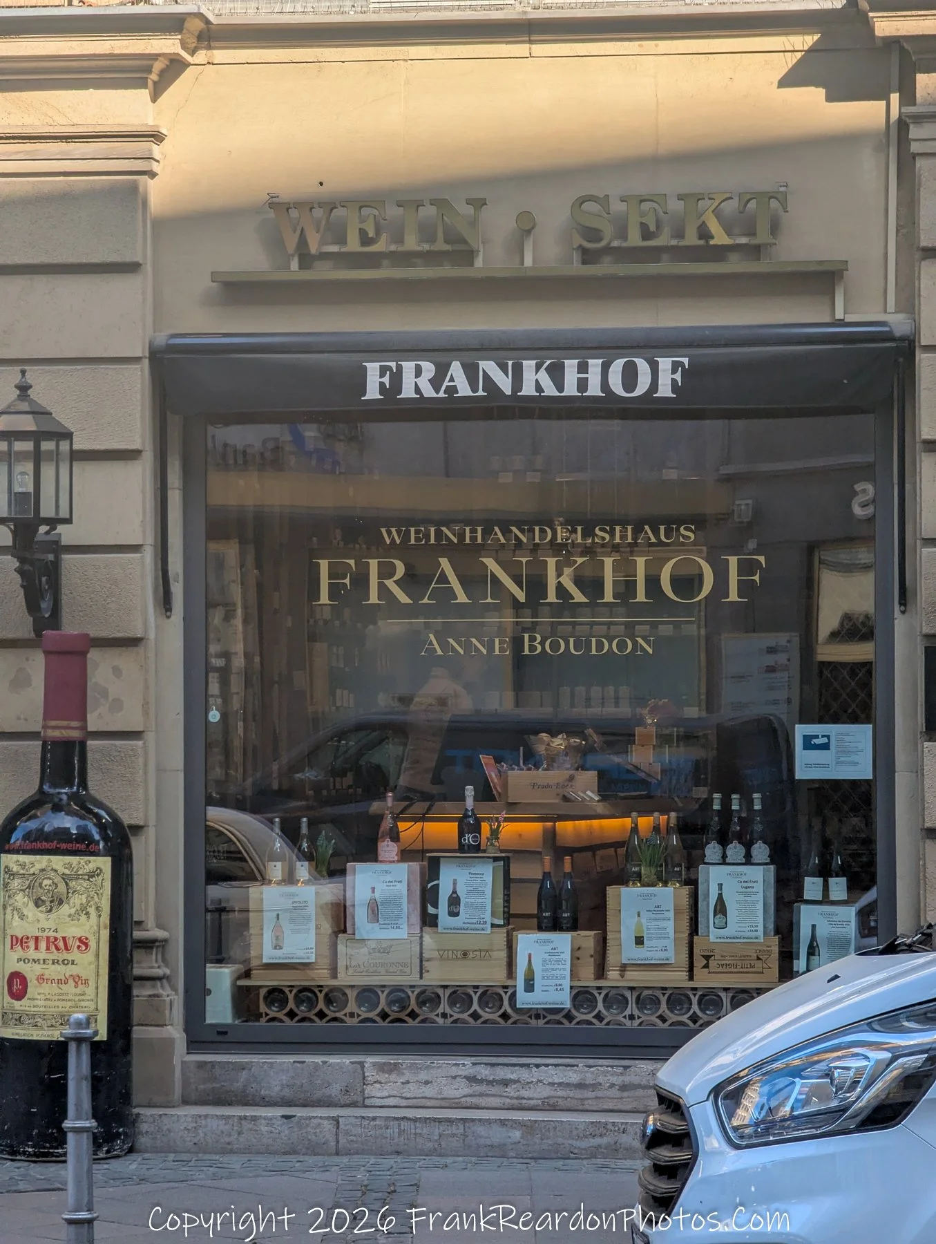 Frankhof Wine Shop Window, Frankfurt
“Wine and Tradition – Frankhof in the City”
