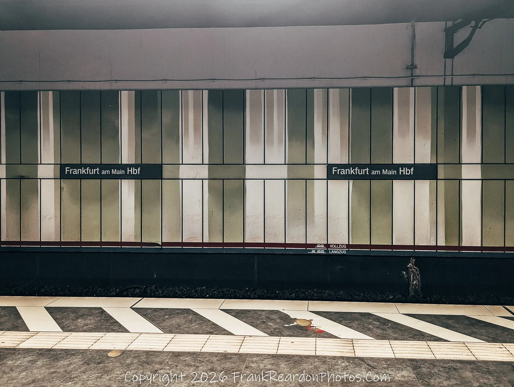 Frankfurt am Main Hbf Platform Wall
“Frankfurt Main Station – Urban Lines”