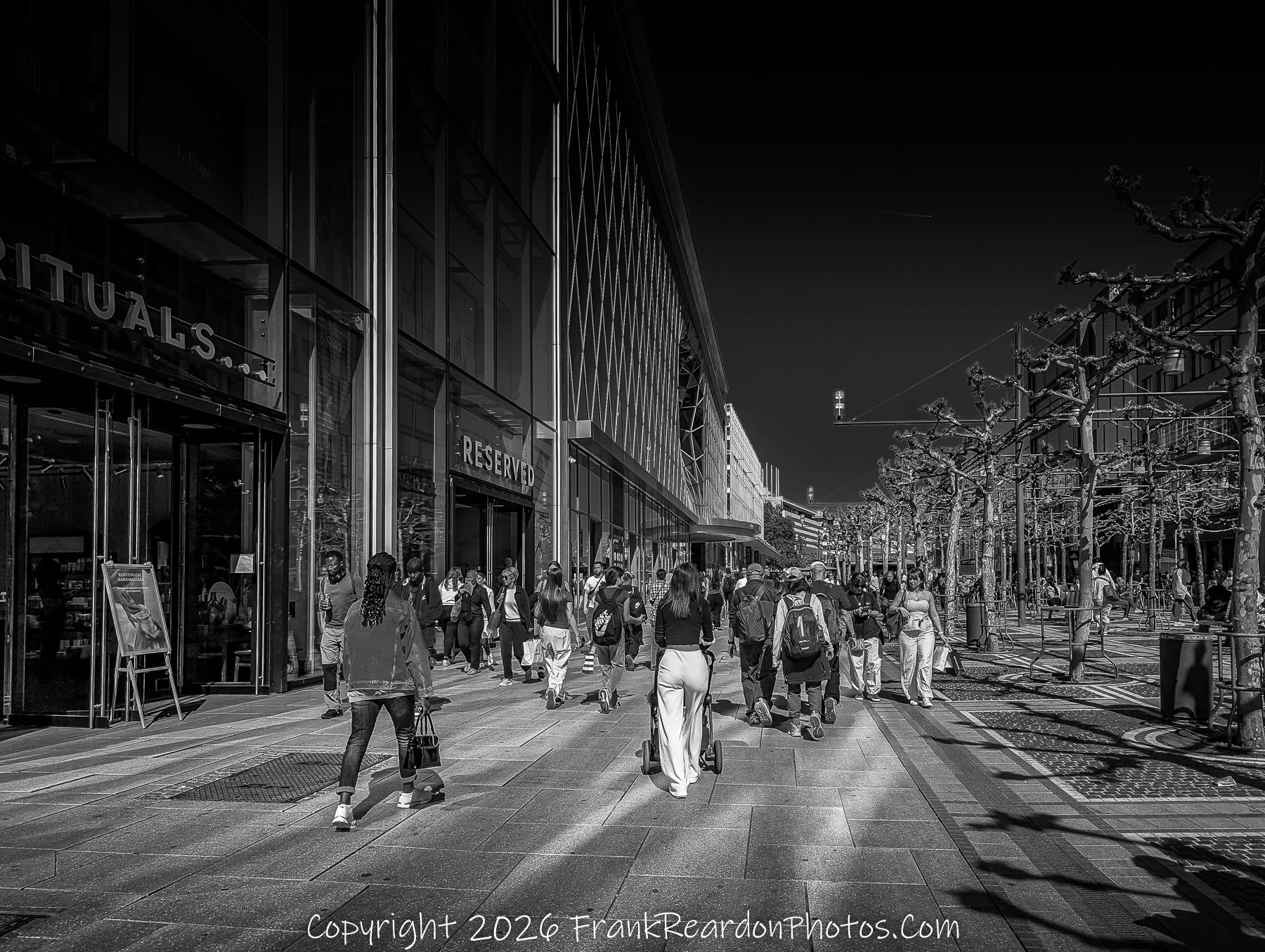 Black & White Shopping District Street Scene
“City Rhythm – Frankfurt in Motion”