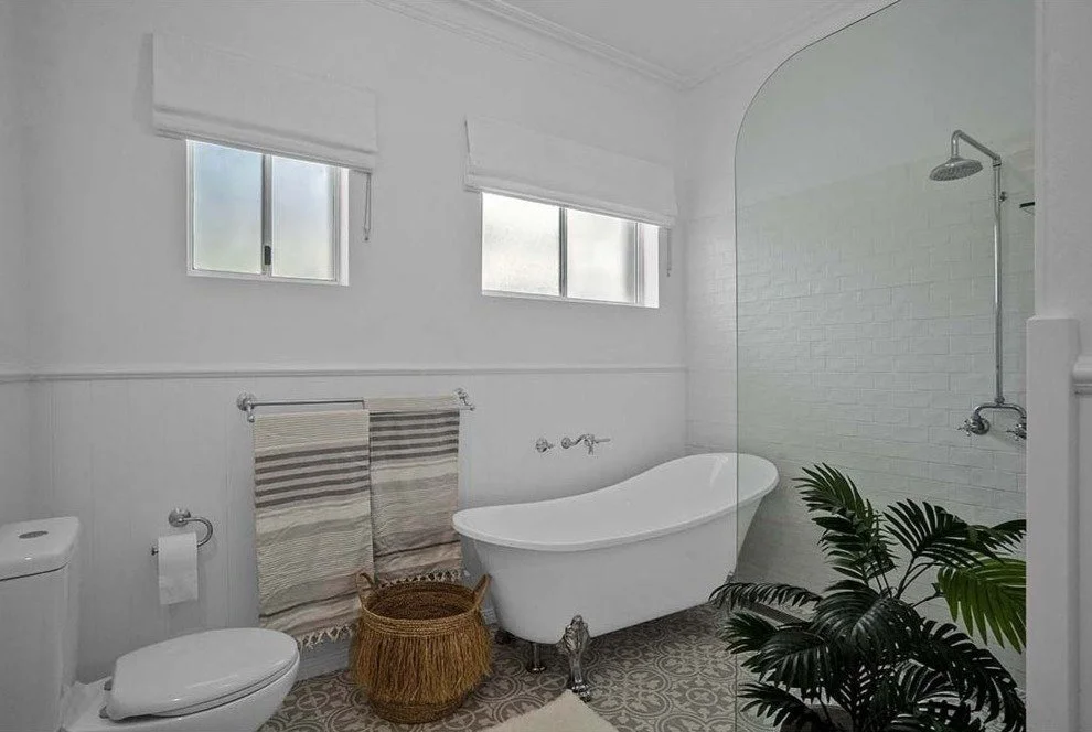 Lindsay Ave - Main Bathroom 2.jpg