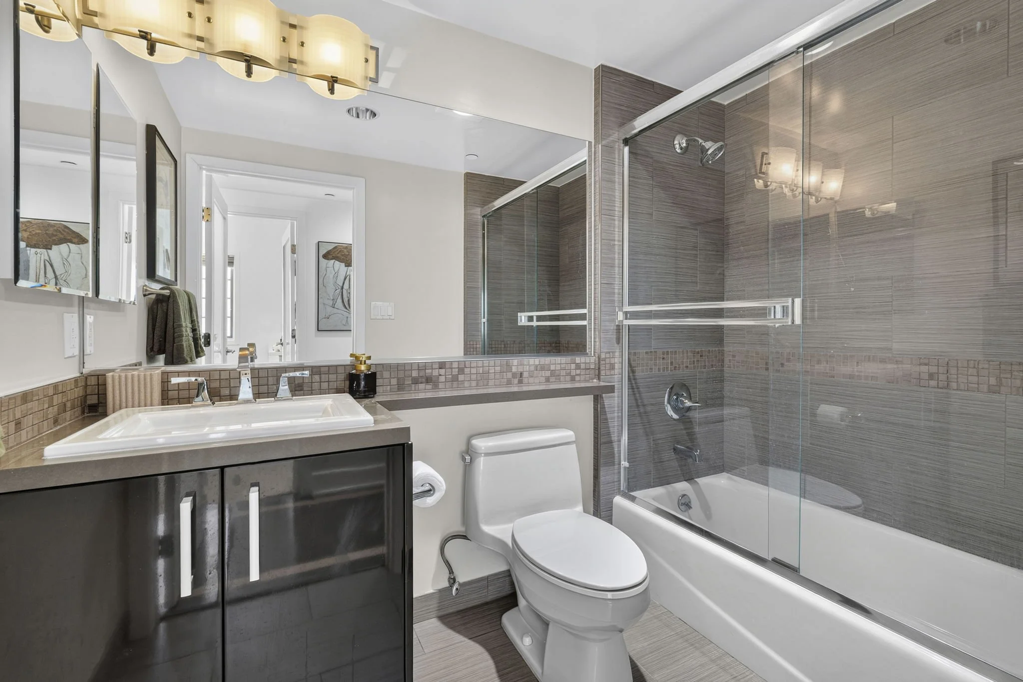 125-s-sweetzer-ph2a-22-guest-bathroom-los-angeles.jpg