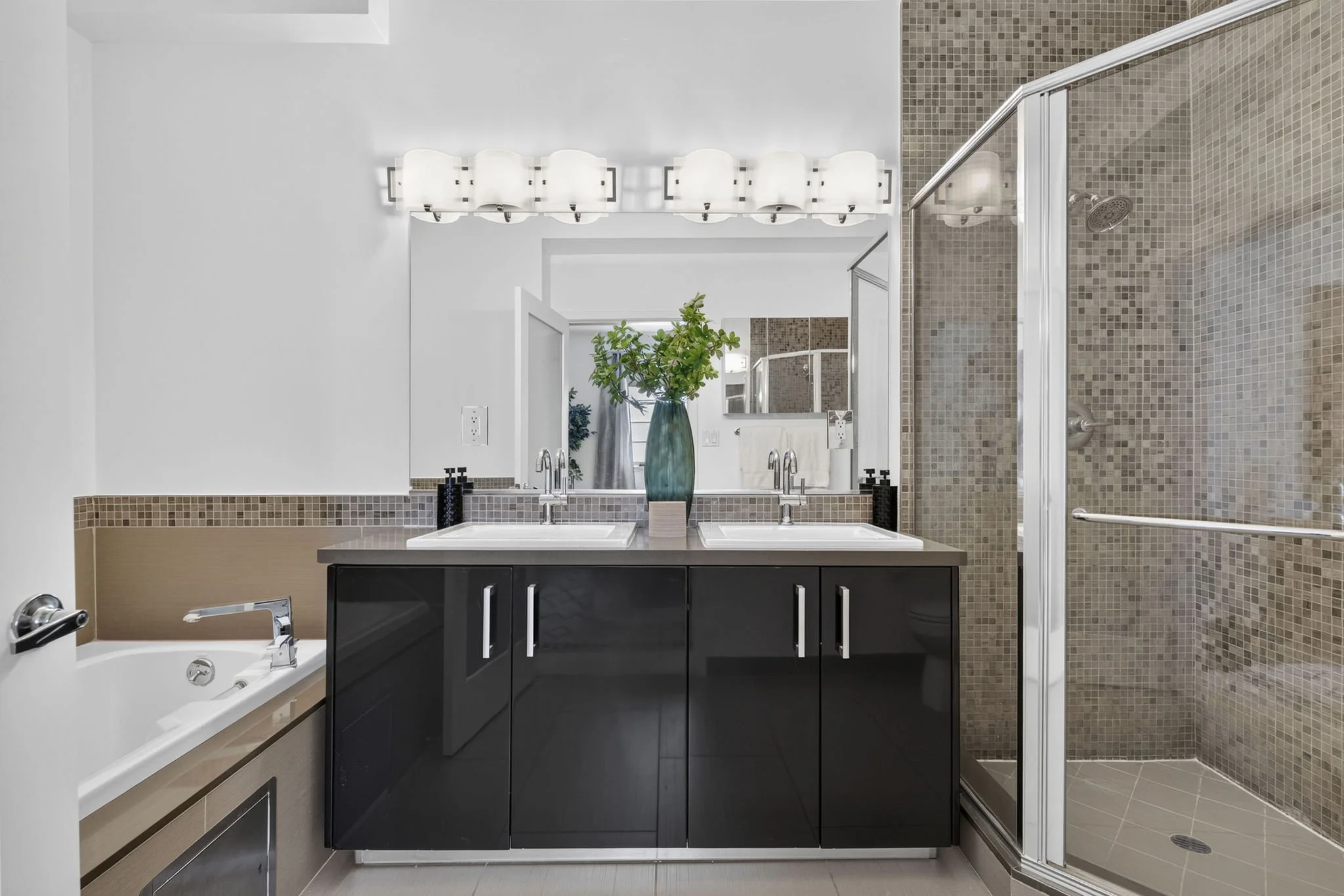 125-s-sweetzer-ph2a-18-primary-bathroom-soaking-tub-los-angeles.jpg